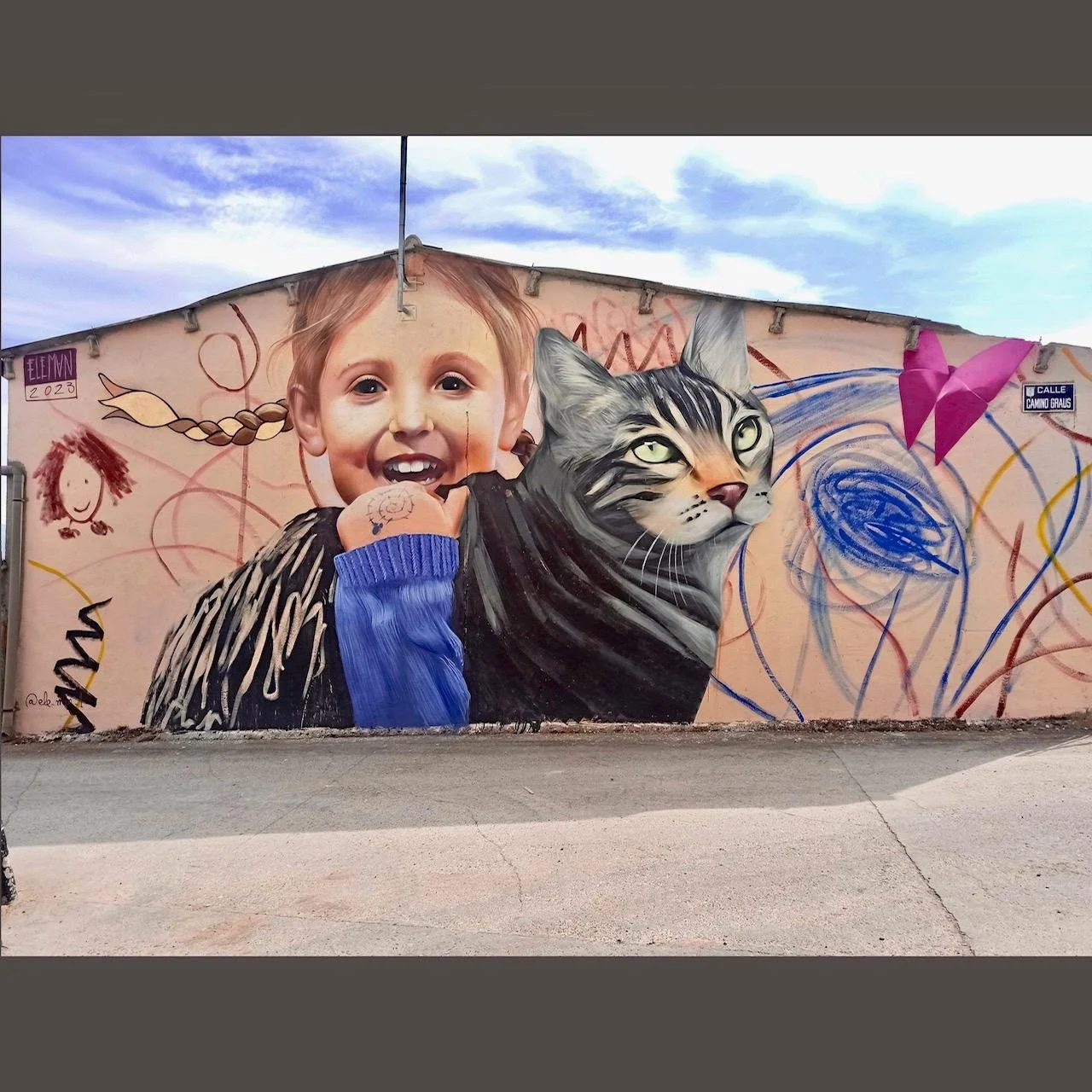 mural eleman luisma luna niña gato
