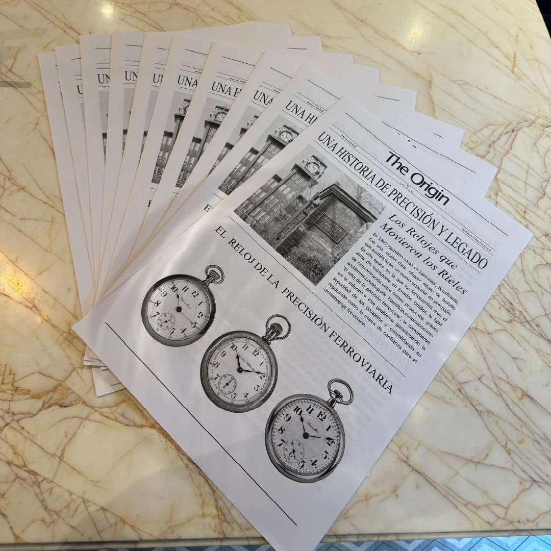 Folletos informativos sobre la historia, precisión y legado de los relojes que se movieron en Los Rieles, con imágenes de relojes antiguos en un fondo de pared y papel en una superficie de mármol.