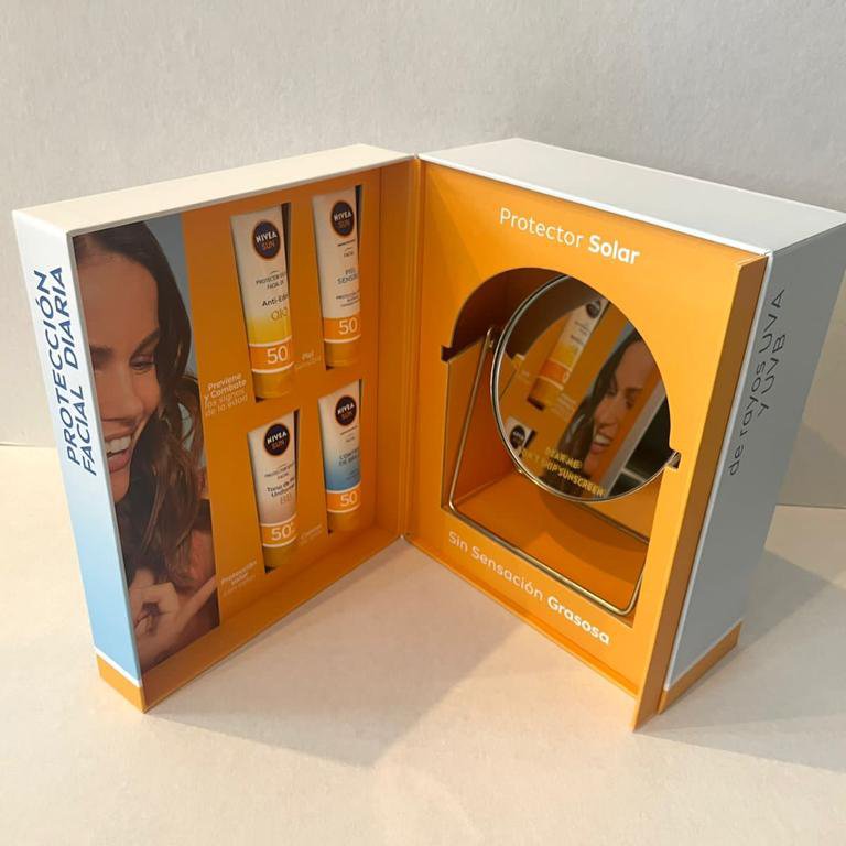 Paquete de protector solar Nivea con crema y espejo en caja promocional. influencer kit