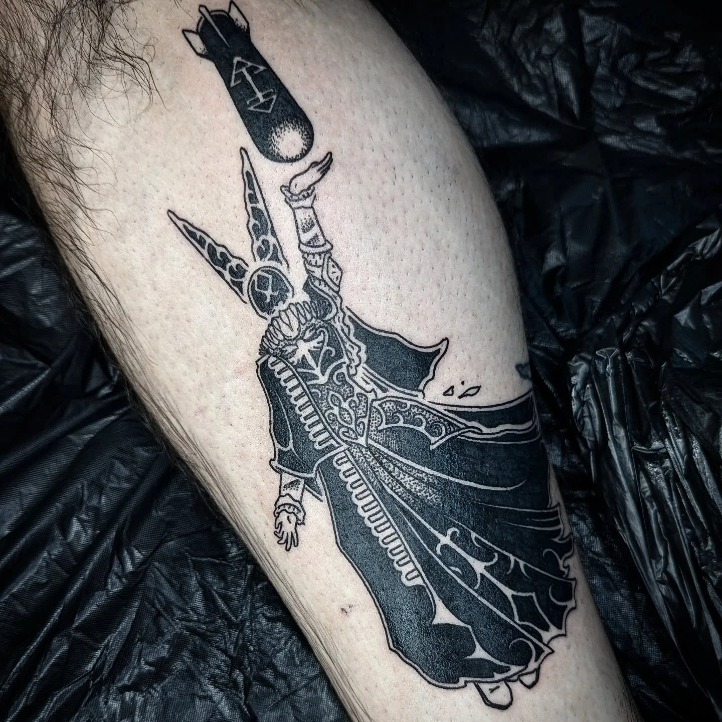 First one of 2026!  An artillery witch from Trench crusade - made last week @simplestudiotattoo 

DM for all bookings and enquires :)

#brisbanetattoo #trenchcrusade #witch #tabletopgames  #darkart #macarbe #darkmagic #lineworktattoo #dotworktattoo #