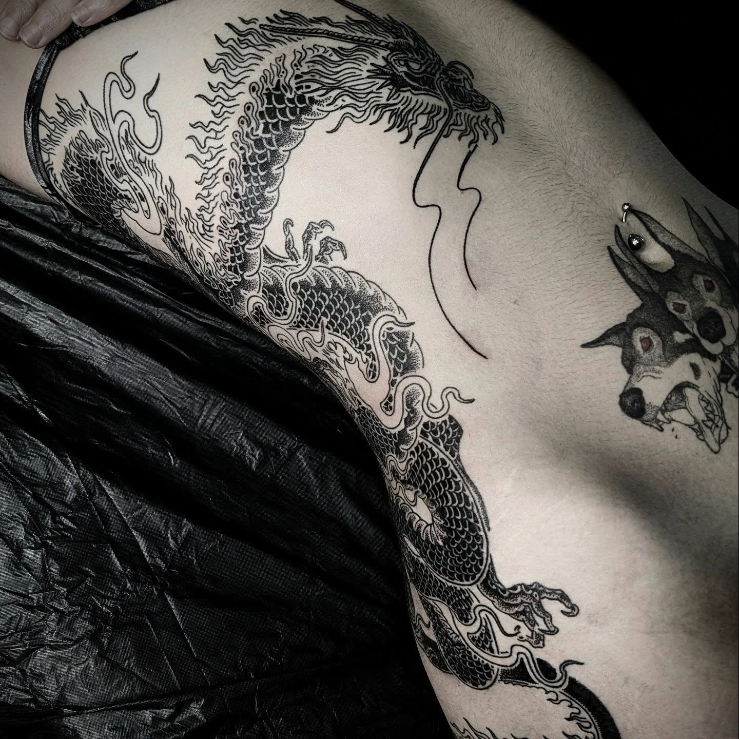 Big ol dragon finished the other day - made @simplestudiotattoo 

Keen to do more larger pieces in the future, dm for all bookings and enquires 

#dragontattoo #ribtattoo #blackwork #dotwork #brisbanetattoo