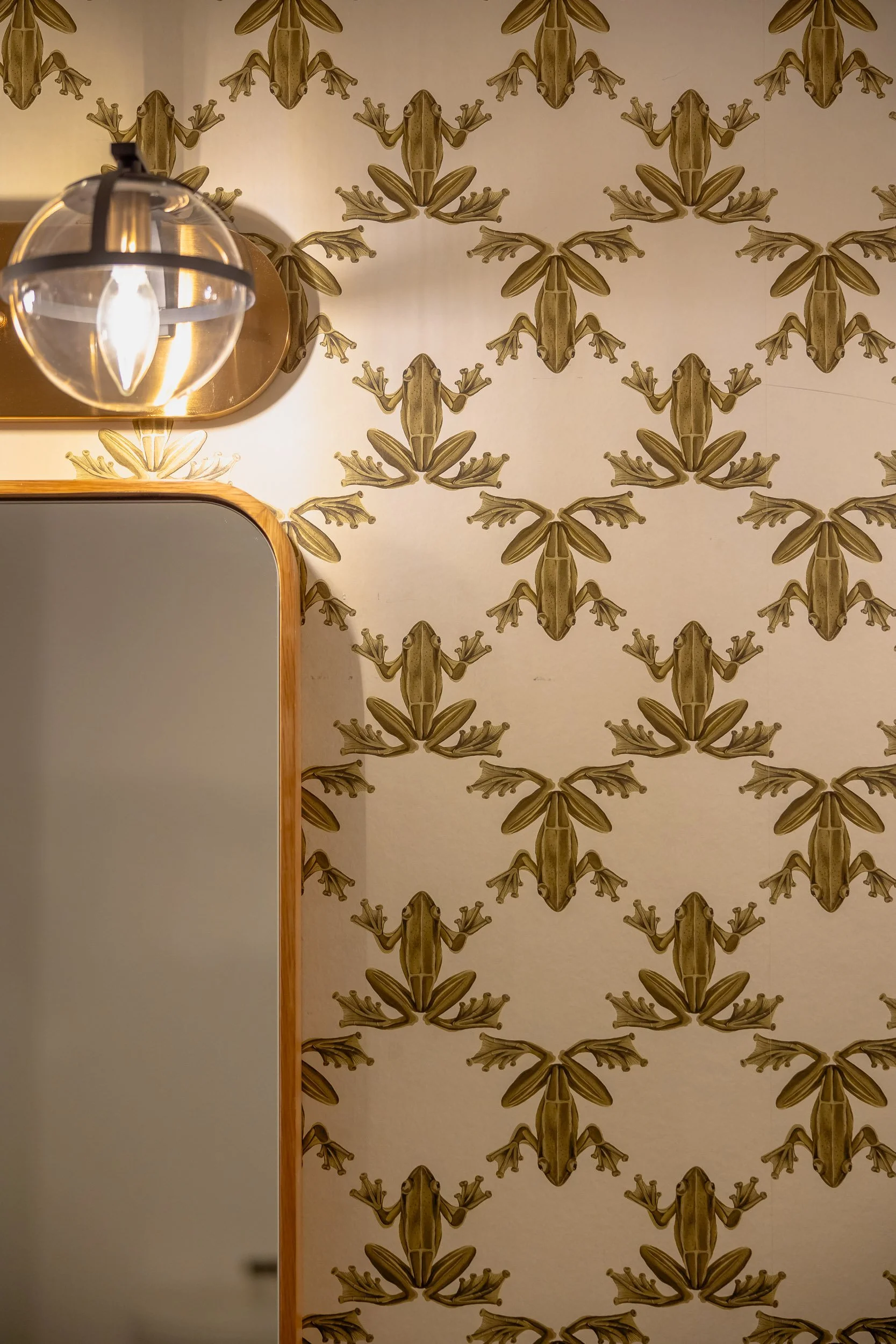 165. wallpaper-detail-playful-modern-westwood-los-angeles-interior-design.jpg.jpg