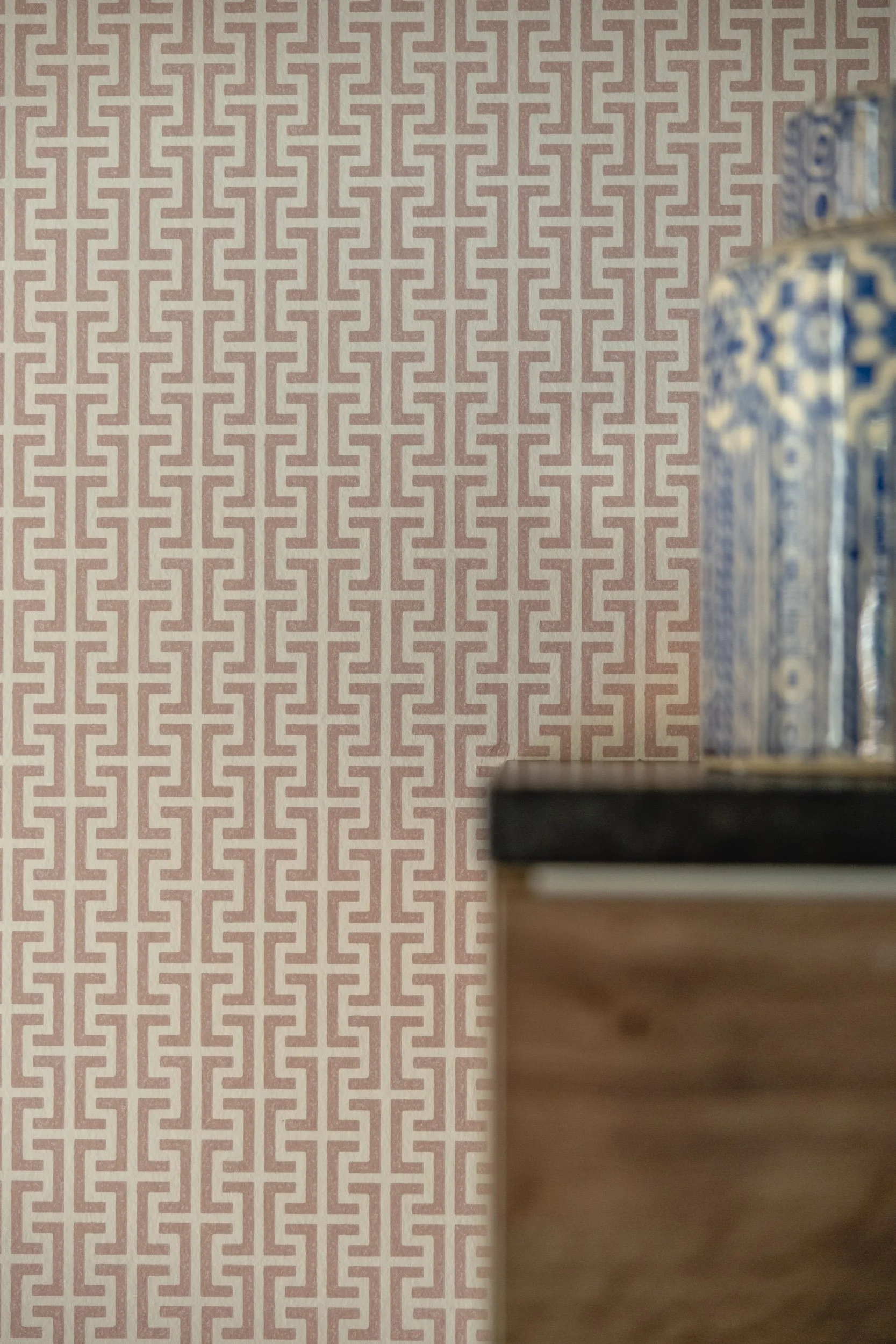 215. geometric-wallpaper-detail-midcentury-modern-holmby-hills-california-interior-design.jpg.jpg