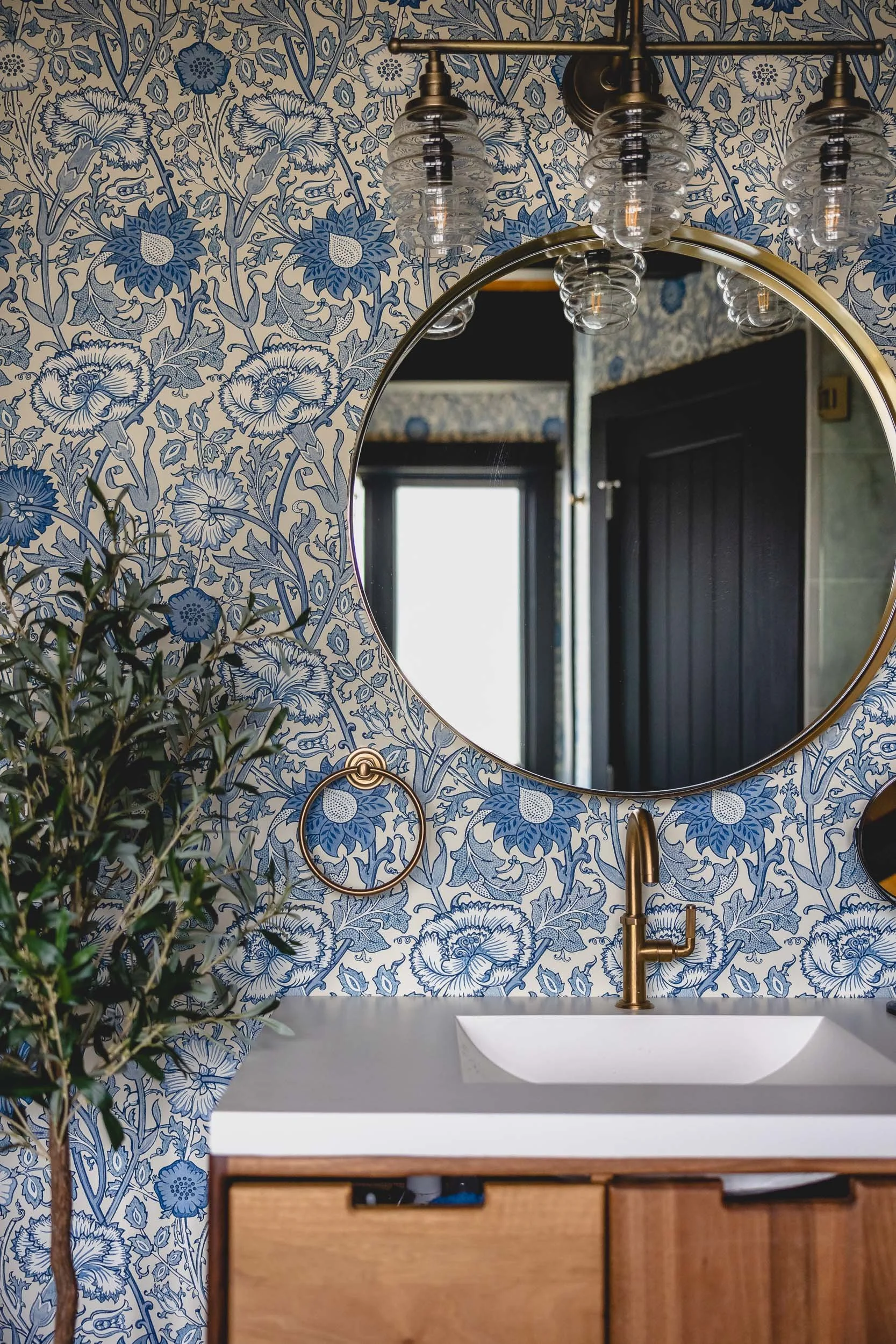 220. wallpaper-bathroom-detail-eclectic-modern-pacific-palisades-los-angeles-interior-design.jpg.jpg