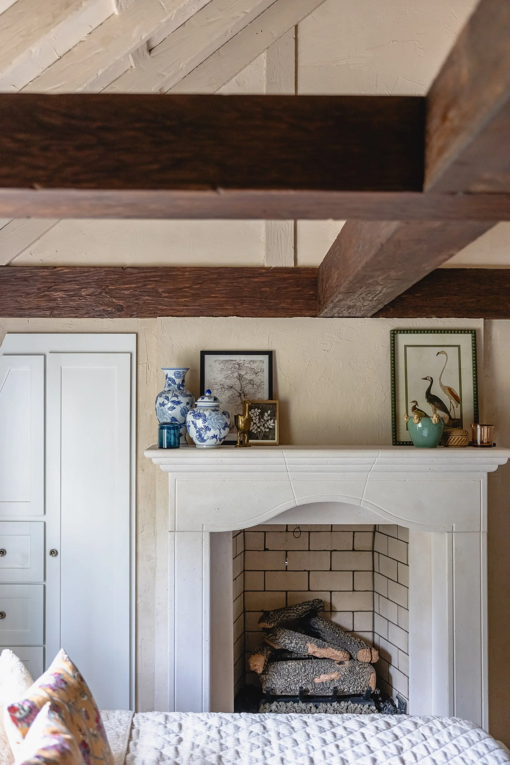 118. bedroom-fireplace-english-cottage-hancock-park-california.jpg.jpg