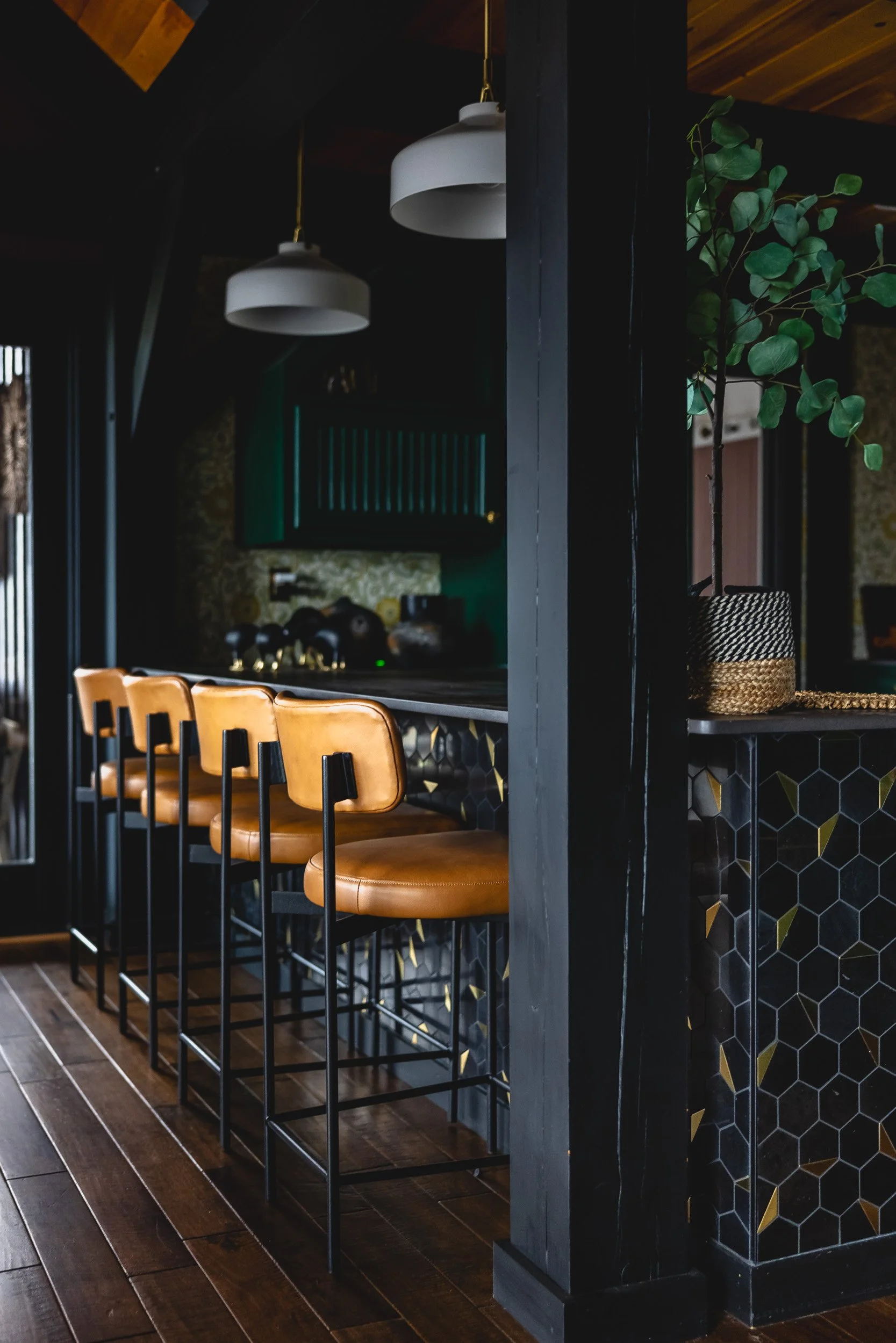 101. wet-bar-moody-eclectic-hidden-hills-california.jpg.jpg