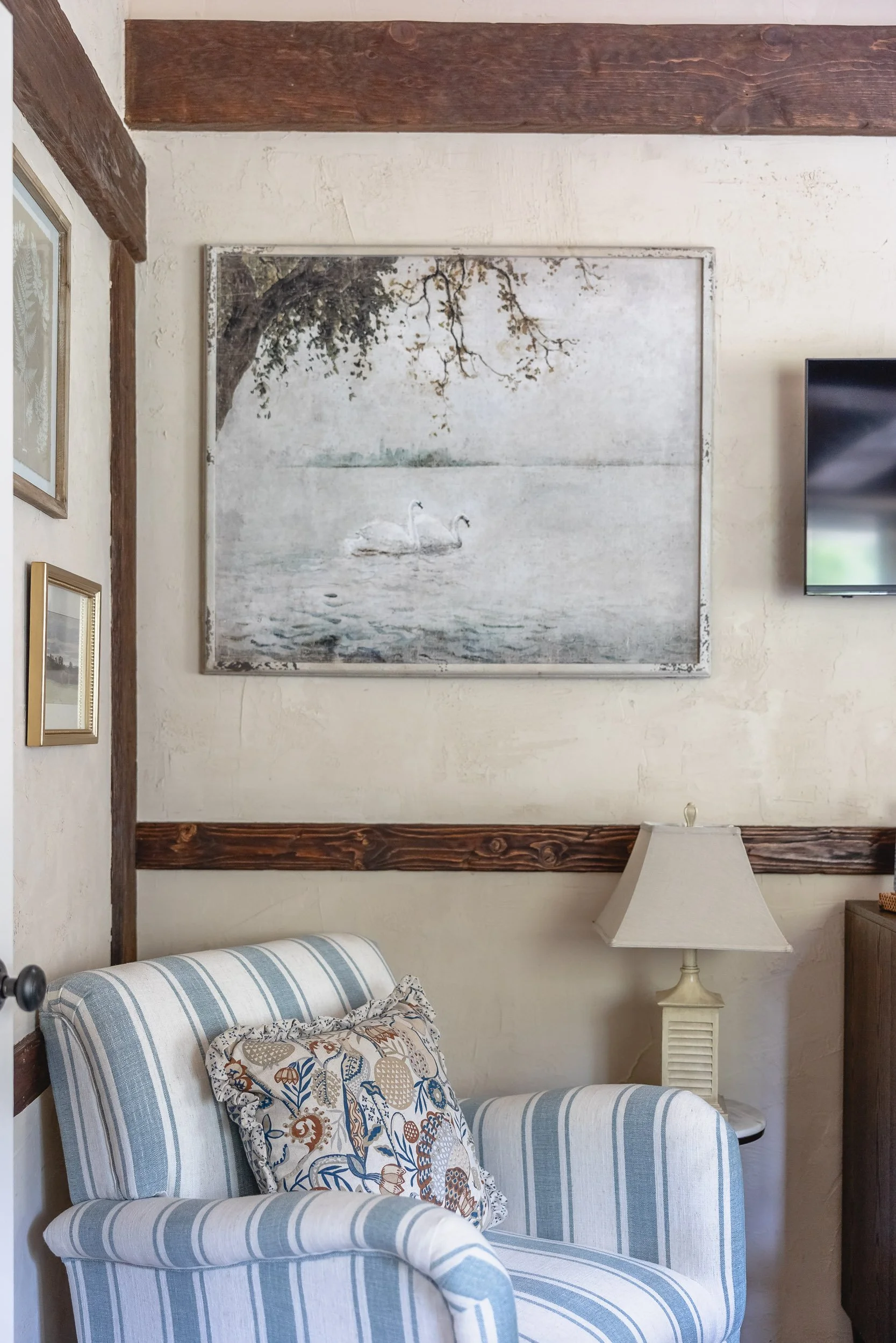 117. bedroom-sitting-area-english-country-hancock-park-home.jpg.jpg