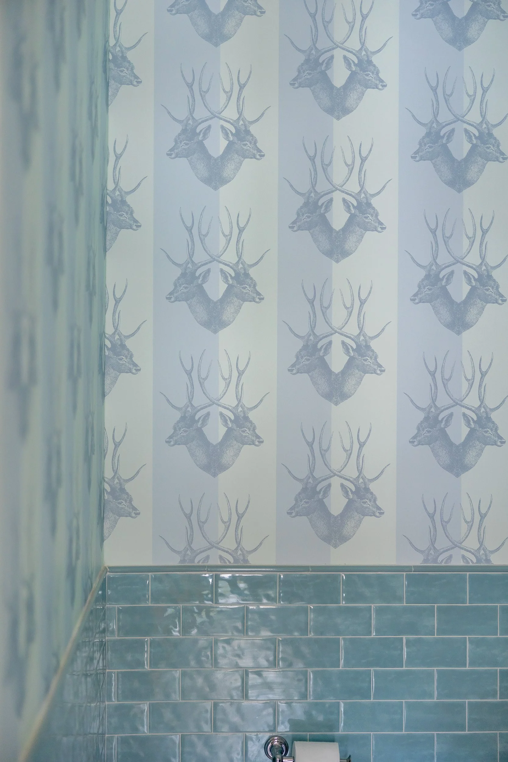 223. wallpaper-bathroom-modern-eclectic-brentwood-los-angeles-interior-design.jpg.jpg