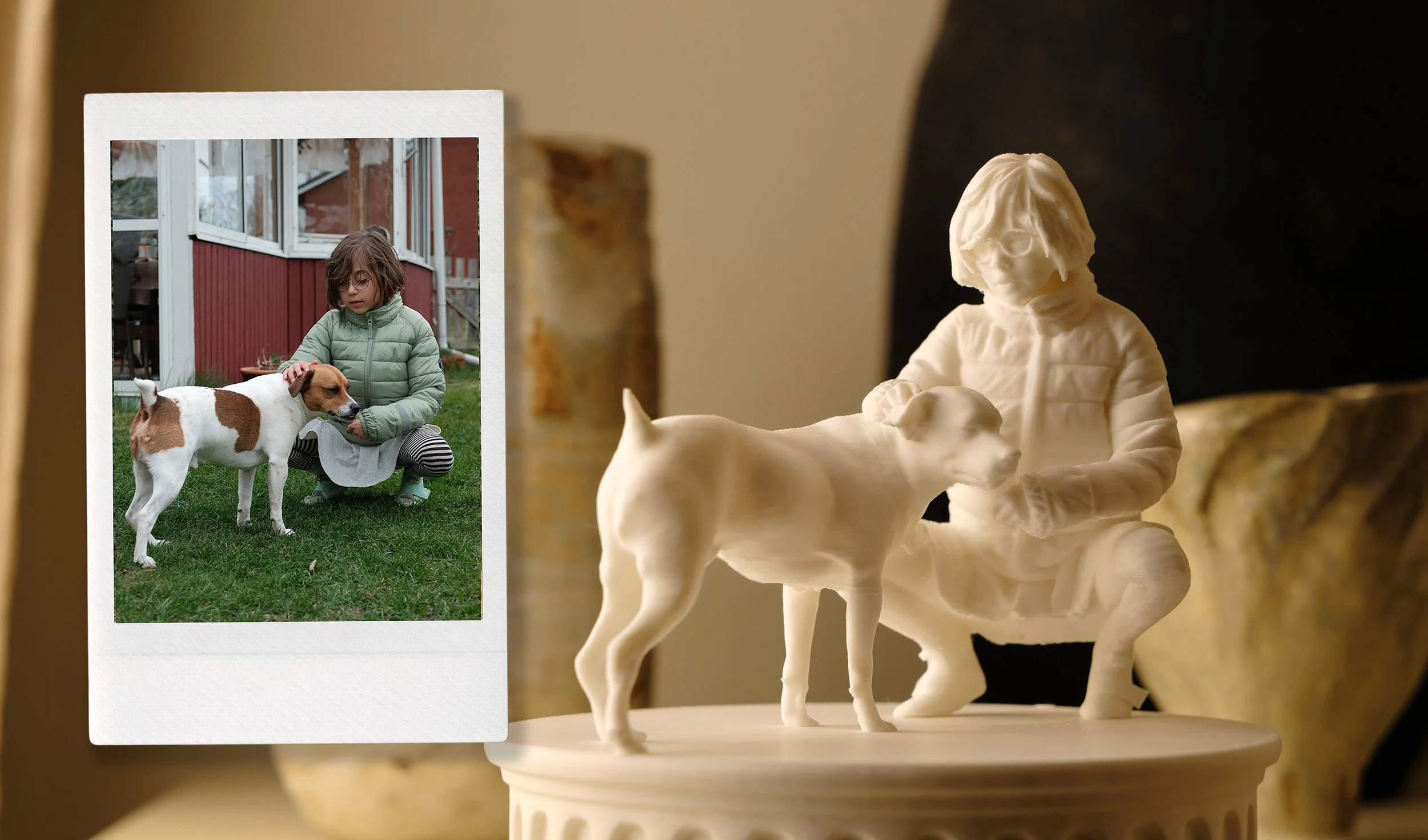 En figurin föreställande en flicka som klappar en hund.