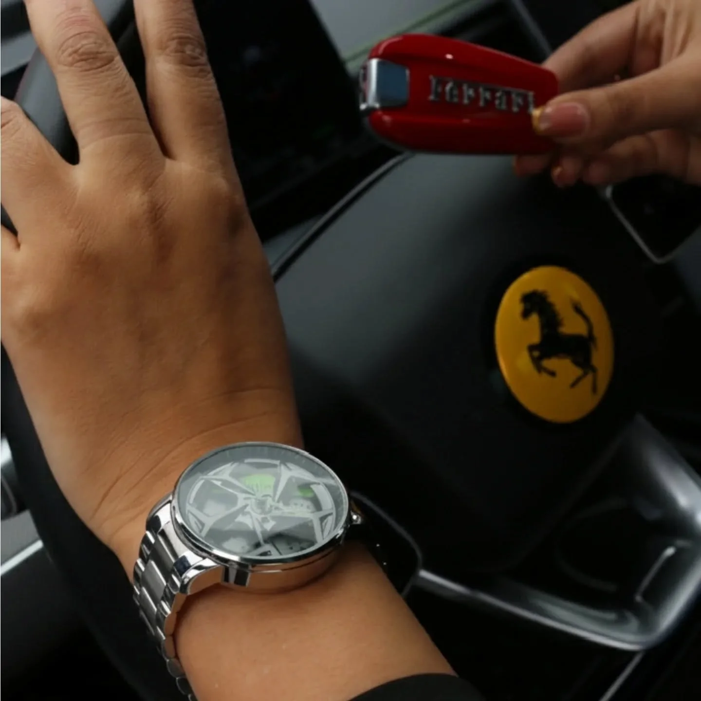 ✨ Estilo que habla sin decir una palabra.
Detalles que definen clase: acero, precisi&oacute;n y una actitud que no necesita presentaci&oacute;n.
#FerrariVibes 🏎️ #LuxuryStyle #RelojDeImpacto #VinoYVida #EleganciaPura #TimeIsLuxury #EstiloEcuatoriano
