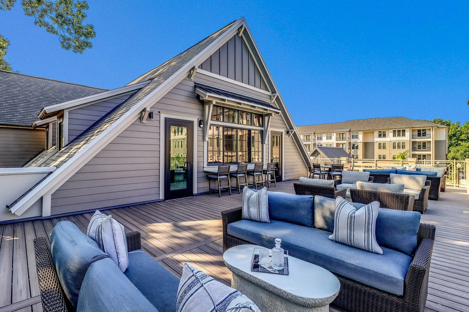the-henslow-daniel-island-apartments-tow-charleston-sc-rooftop-lounge-and-patio.jpeg