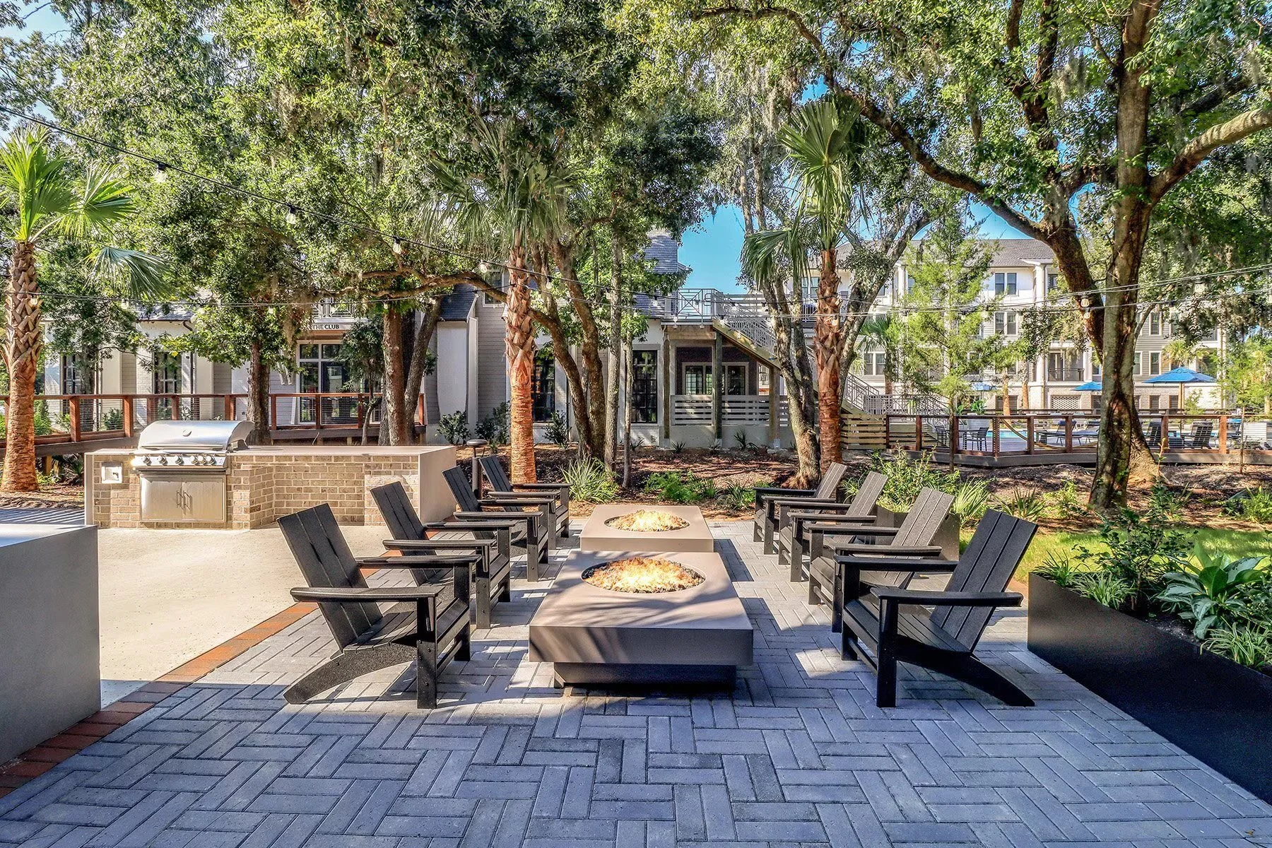 the-henslow-daniel-island-apartments-tow-charleston-sc-outdoor-entertaining-area-with-gas-grill.jpeg