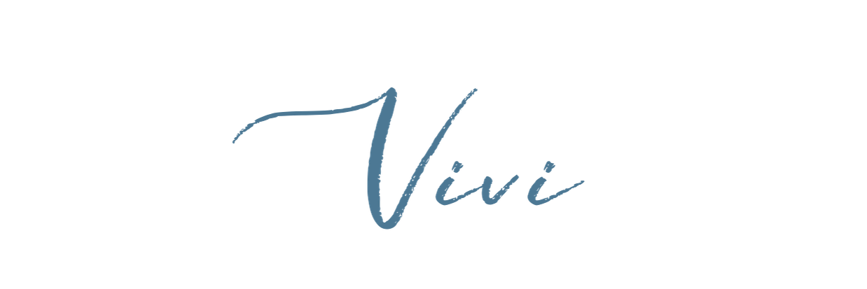 Stylized signature of the name Vivi with a script font in blue, with decorative flourishes above the initial letter.