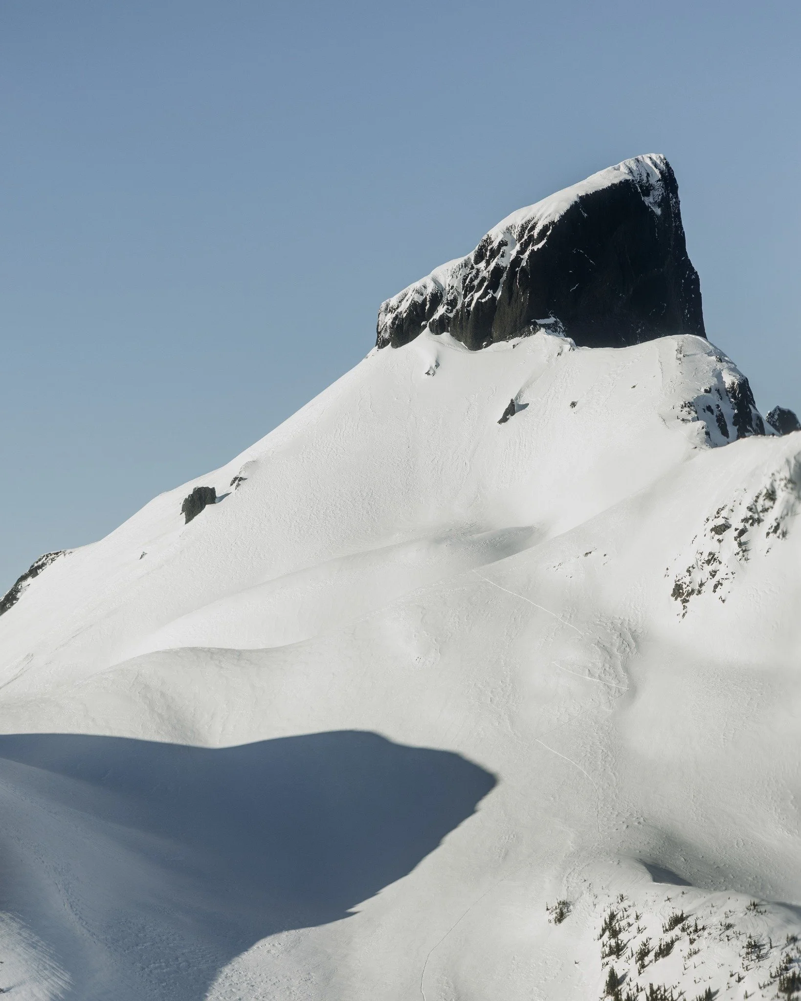 Imagine flying over frozen lakes, glaciers, and peaks&hellip; We make that happen. 

Choose from one of our three tours and see iconic peaks and glaciers, from Cheakamus Glacier to Black Tusk, Garibaldi Lake, and beyond. 

PC | @leahkathrynphoto