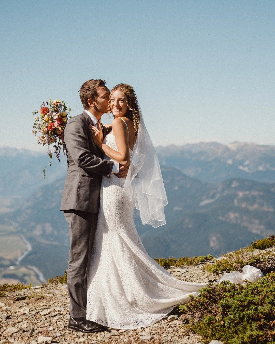 Eloping this summer? 
 
With our Silver and Gold Band options, you can choose the flight time and alpine location that fits your dream day, from Rainbow Mountain to Marriage Lake and beyond.

PC | Sarah Haley
