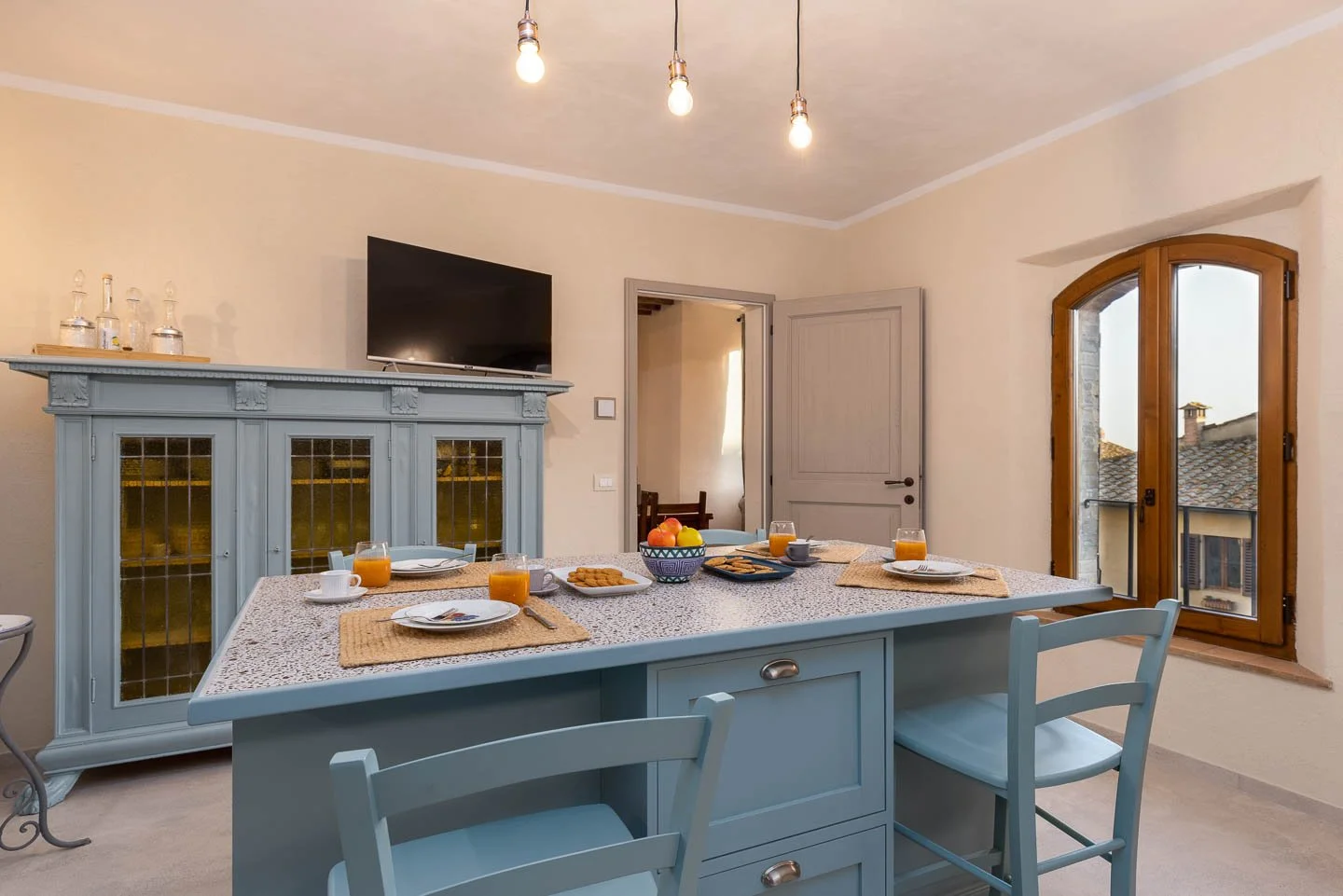 Kitchen and dining area in a high-end holiday apartment in the historic center of San Gimignano