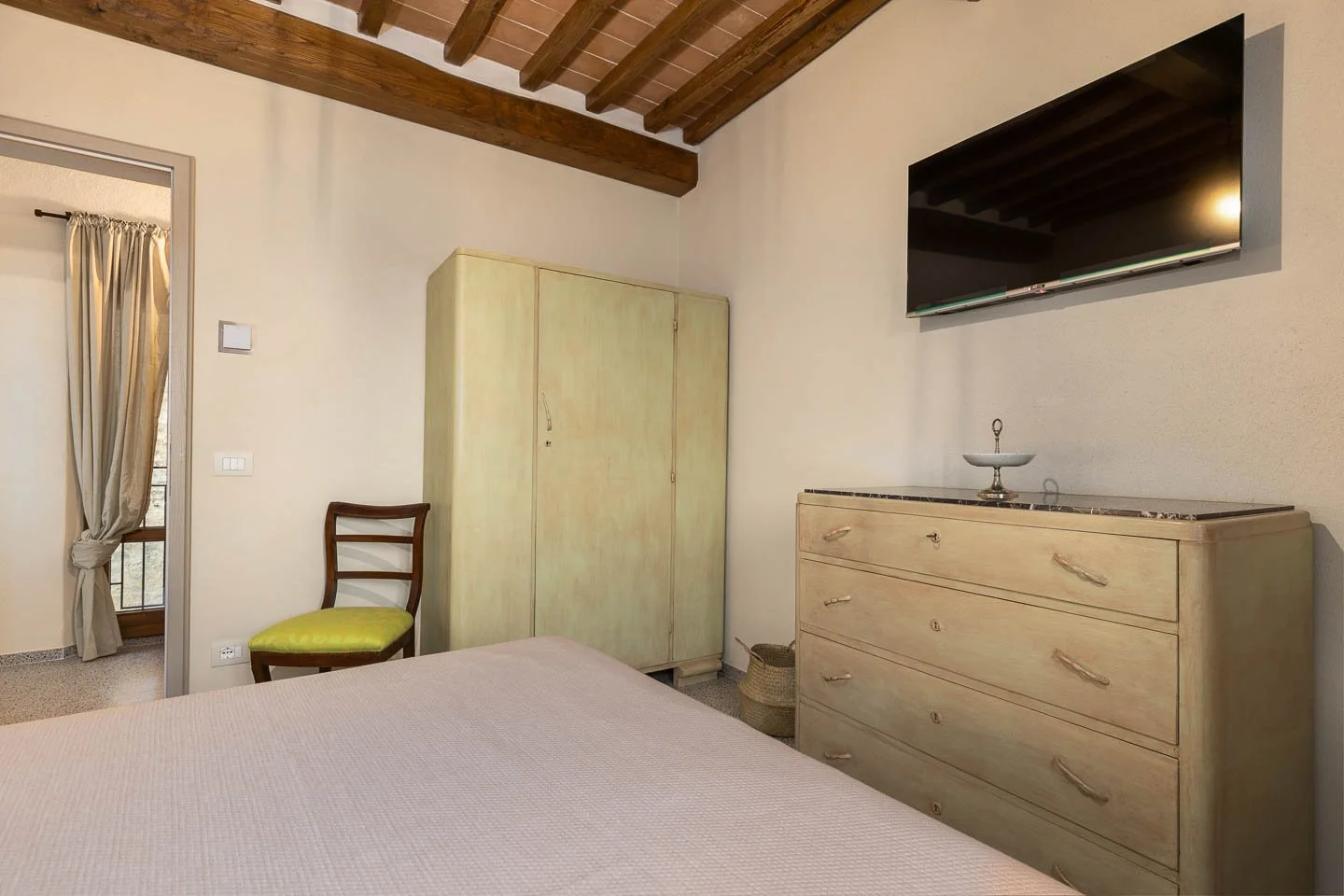 Double Bedroom  in a high-end holiday apartment in the historic center of San Gimignano