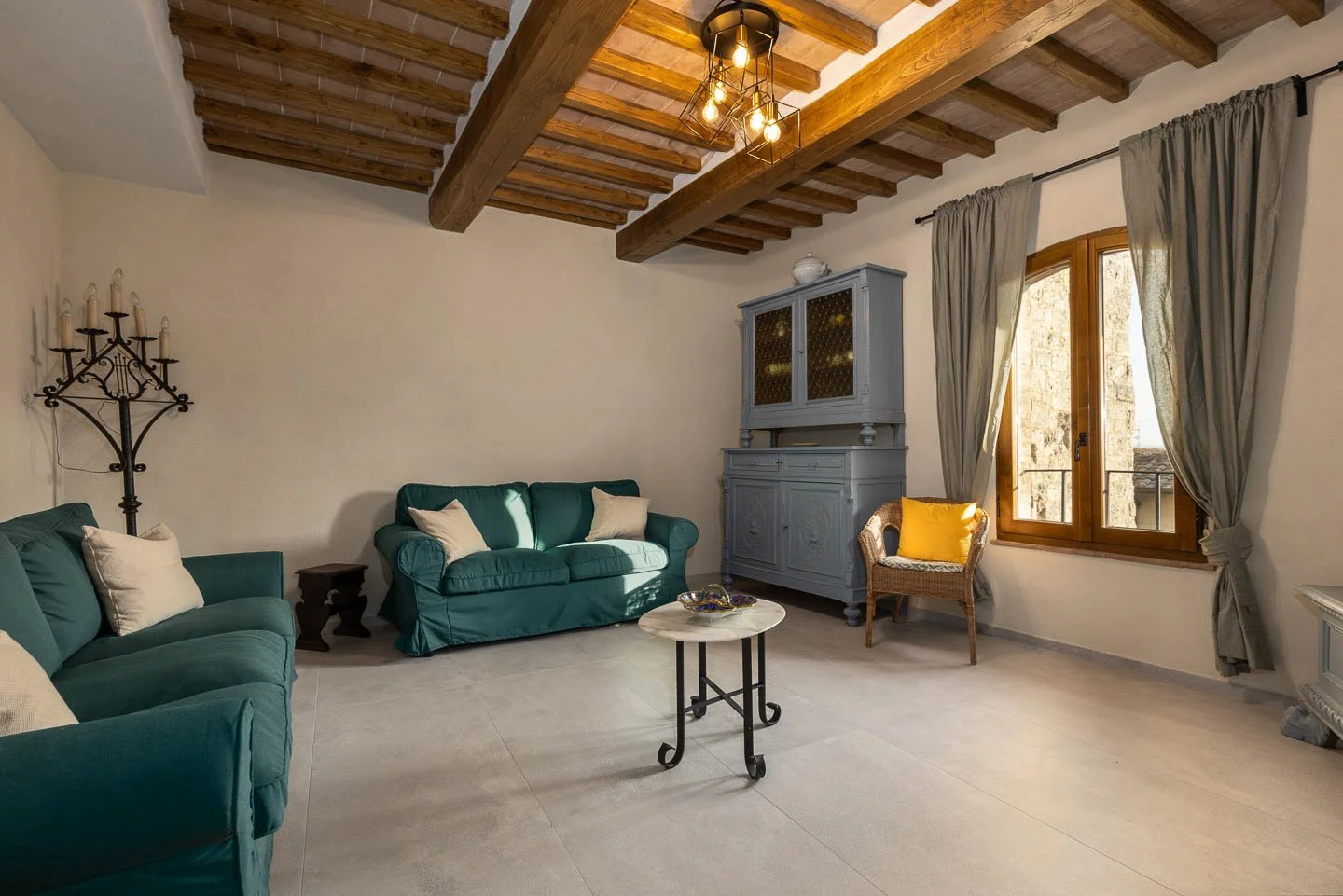 Living room with wooden beams at Casa Costarella apartment in San Gimignano