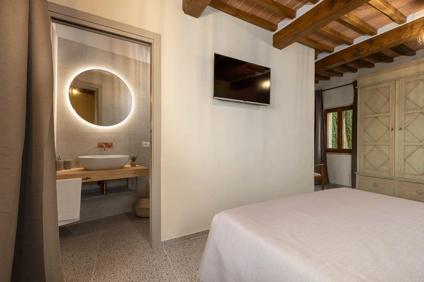 Bedroom with en-suite bathroom in a luxury holiday apartment in San Gimignano historic center
