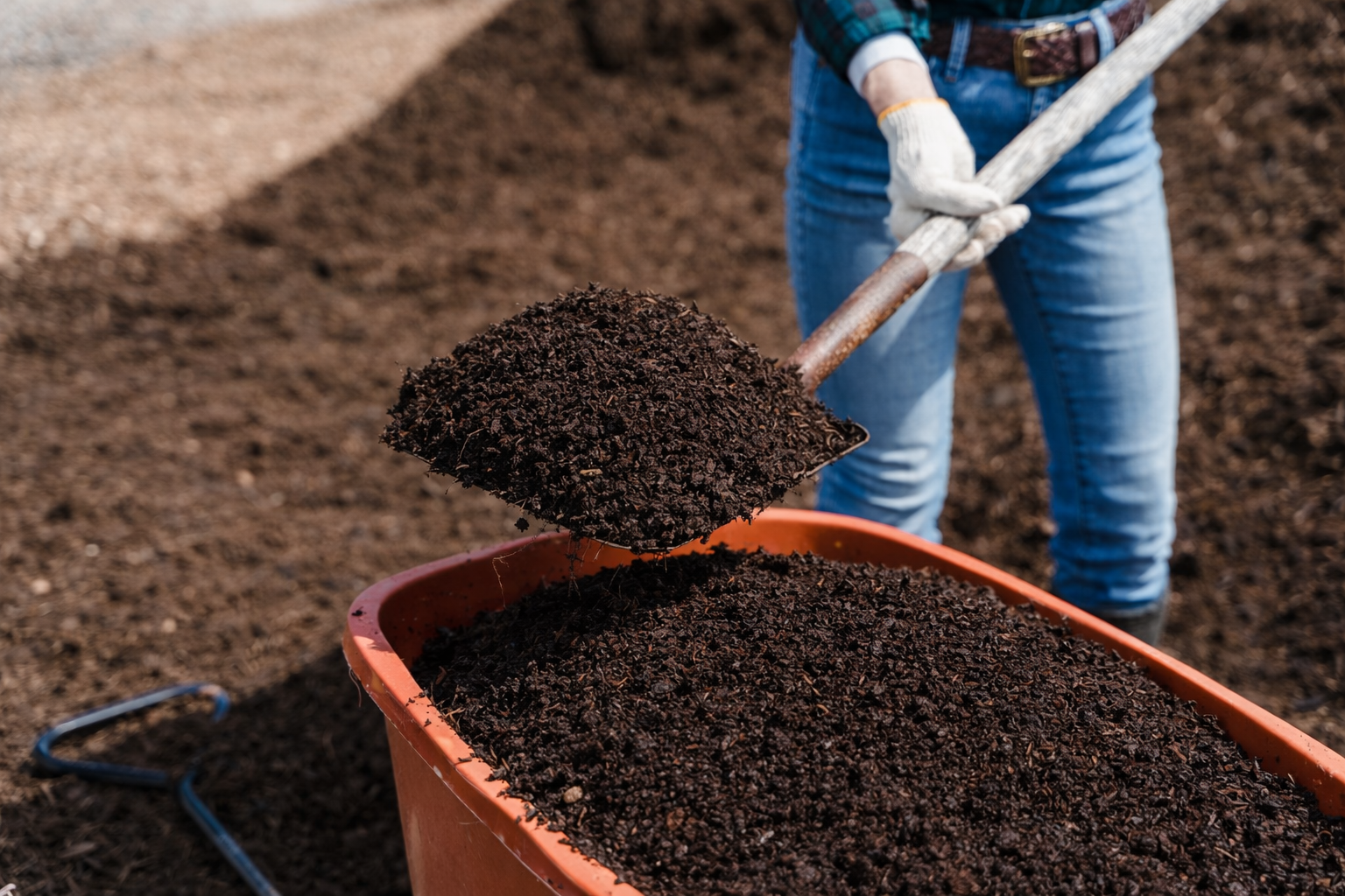 Shoveling compost into a tote