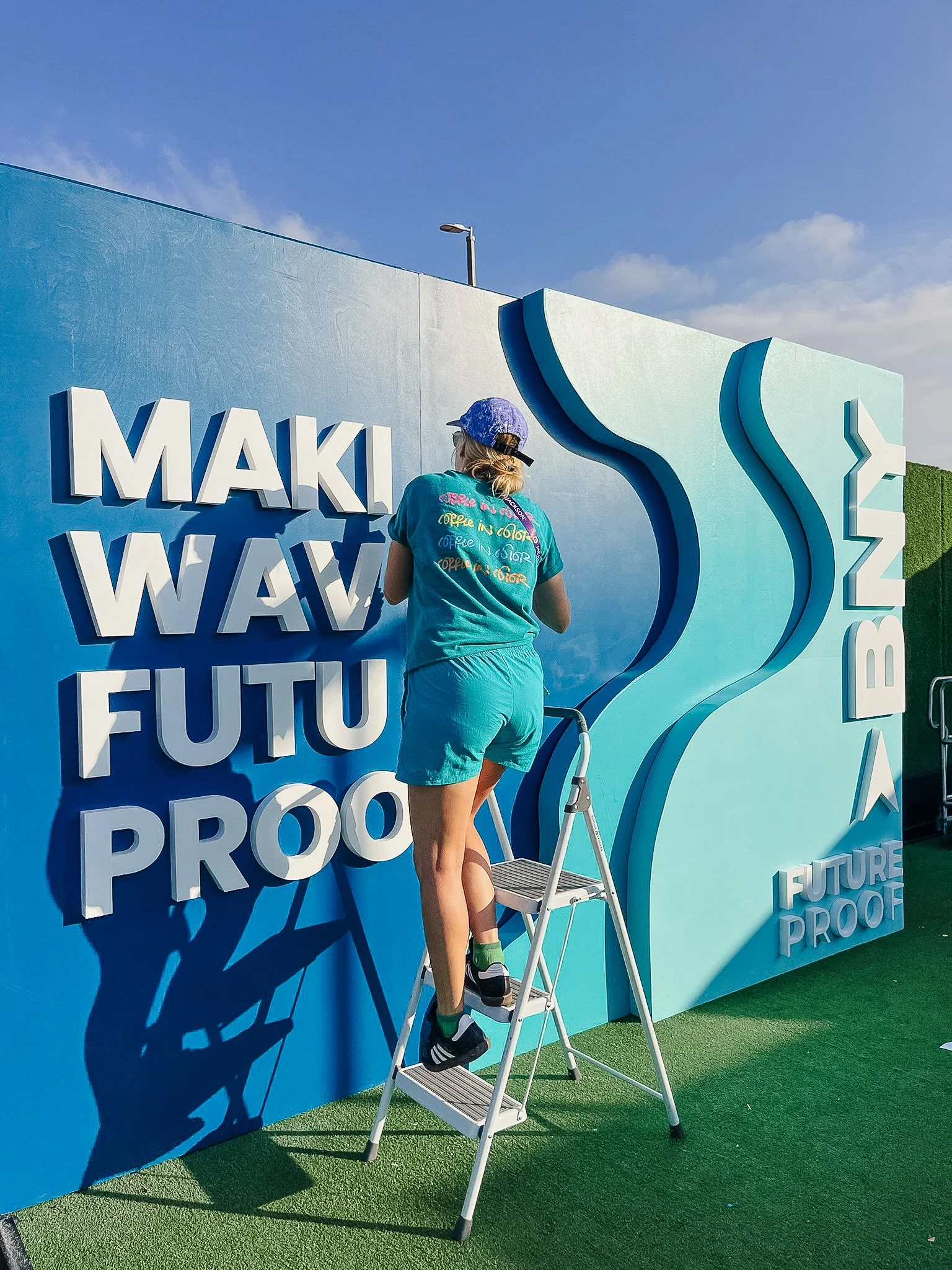 Dimensional Wave Backdrop