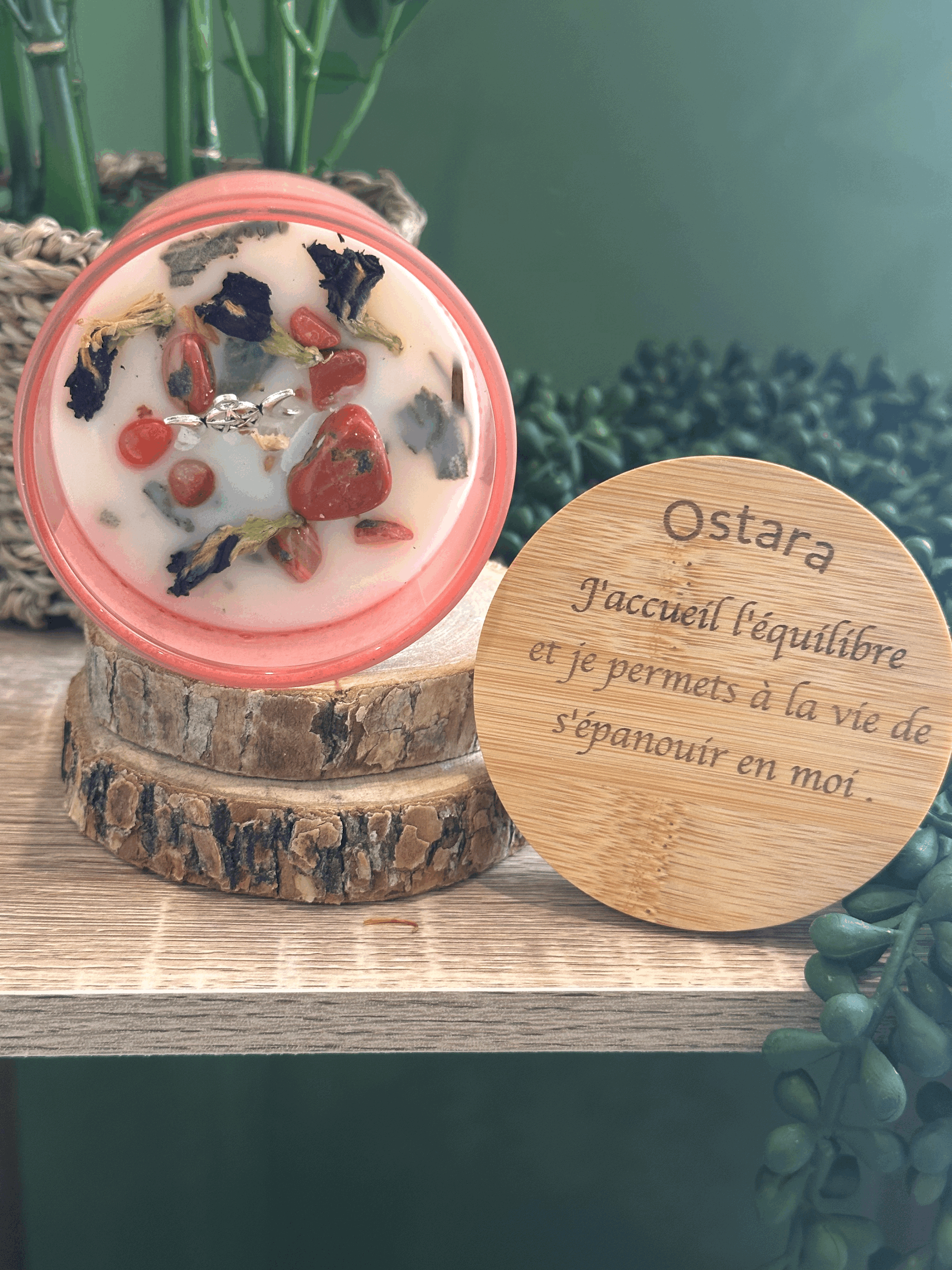 Bougie Sabbat Ostara 200g en verre rose dépoli avec jaspe rouge et parfum sauge basilic menthe. Idéale pour rituel d’équilibre, croissance et renouveau printanier.