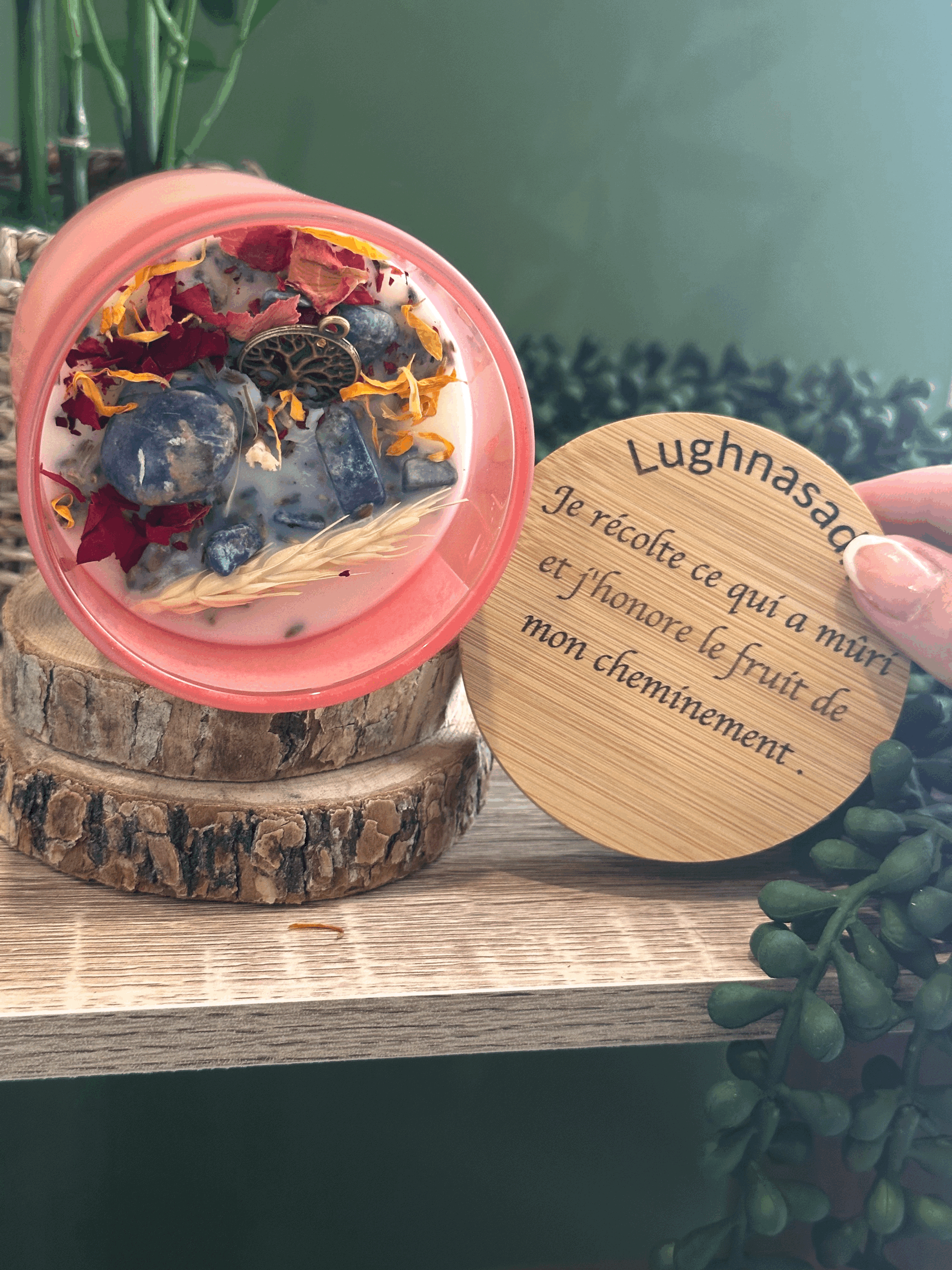 Bougie Sabbat Lugnasad 200g en verre rose dépoli avec lapis lazuli et parfum lavande pour rituel de gratitude, récolte et reconnaissance du chemin parcouru.