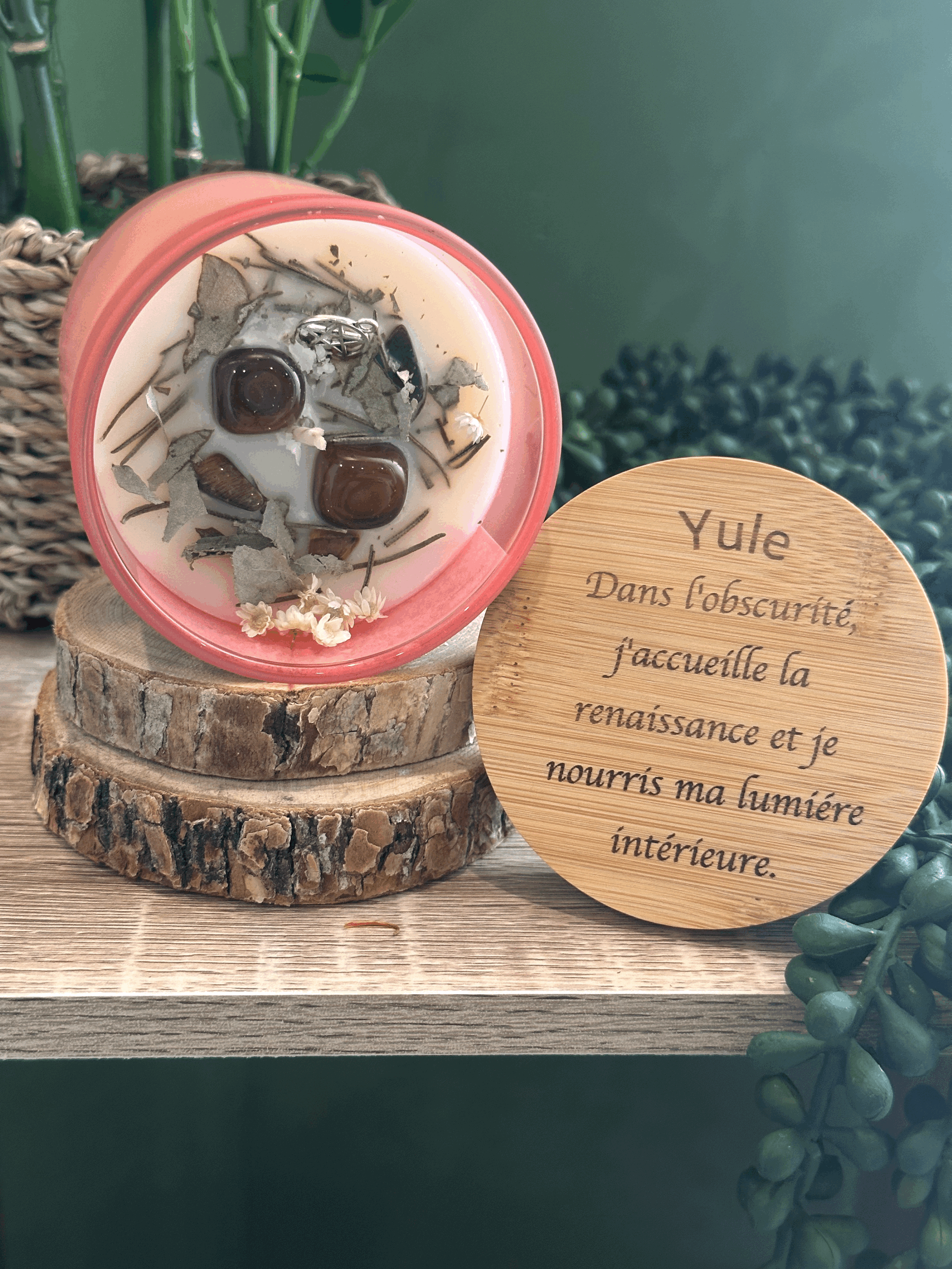 Bougie Sabbat Yule 200g en verre rose dépoli avec œil de tigre et parfum sapin de Noël. Idéale pour rituel du solstice d’hiver, renaissance et lumière intérieure.