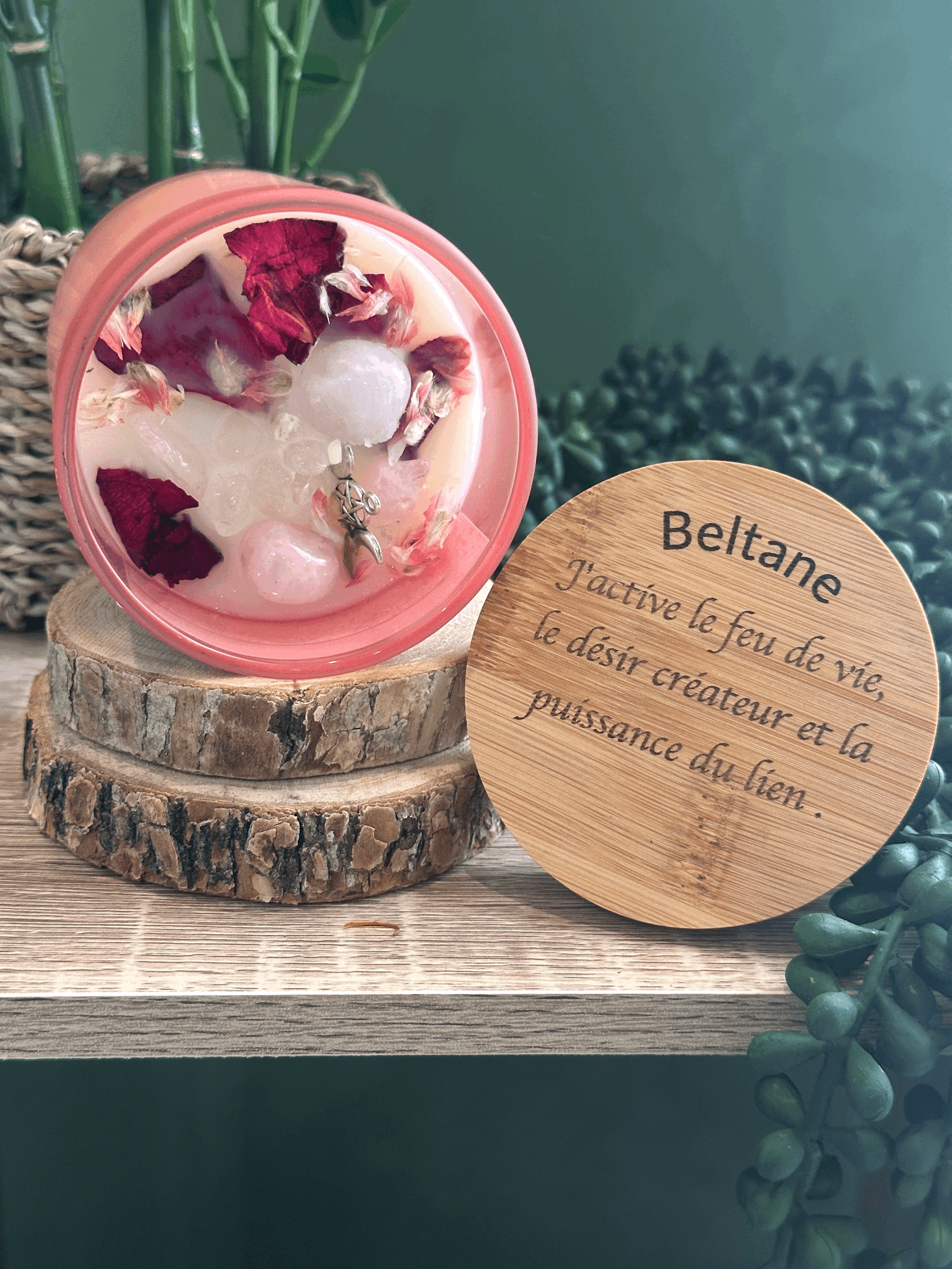 Bougie Sabbat Beltane – Muguet & Quartz Rose | Feu Sacré et Amour