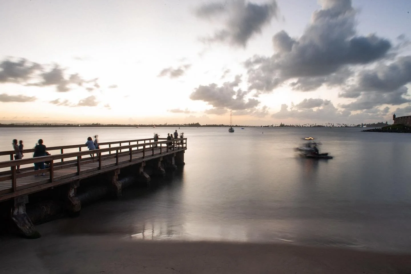 Playing with long exposure means you capture ghosts.
.
Shot on Nikon D610📸
.
.
.
⁣
.⁣
.⁣
.⁣
.⁣
.⁣
#astrophotography #boricua #nikonphotography #landscapephotography #longexposure #longexposure_photos #longexposure_shots #longexposure_world #longexpo