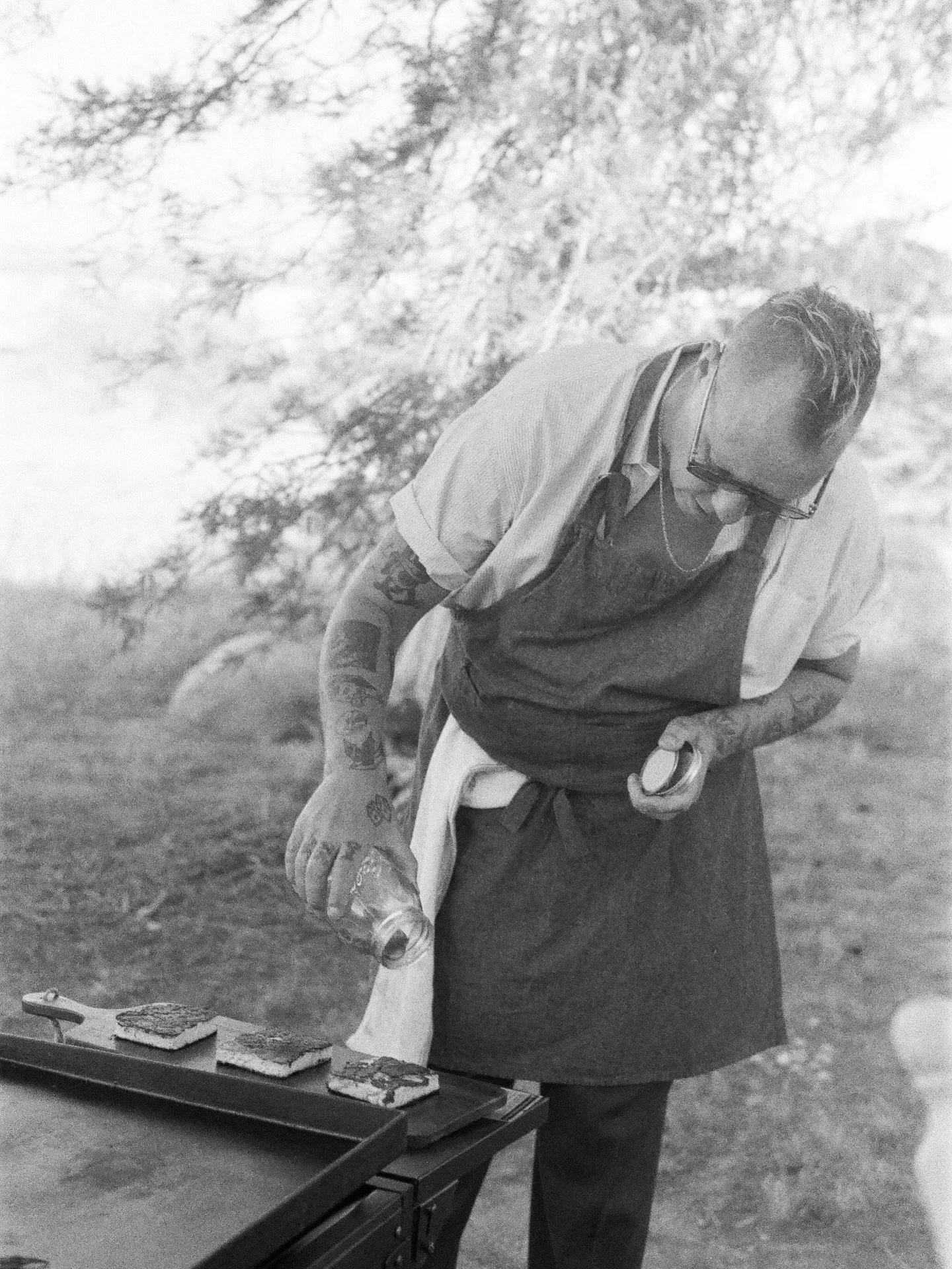 Dinner under the mesquite tree 🌙

It&rsquo;s that time of year again when eating outside just feels right.

A few moments from a perfect desert evening, captured on expired black and white film 🎞️ 

Hosted by @rustyphotos, incredible food by @cahoo
