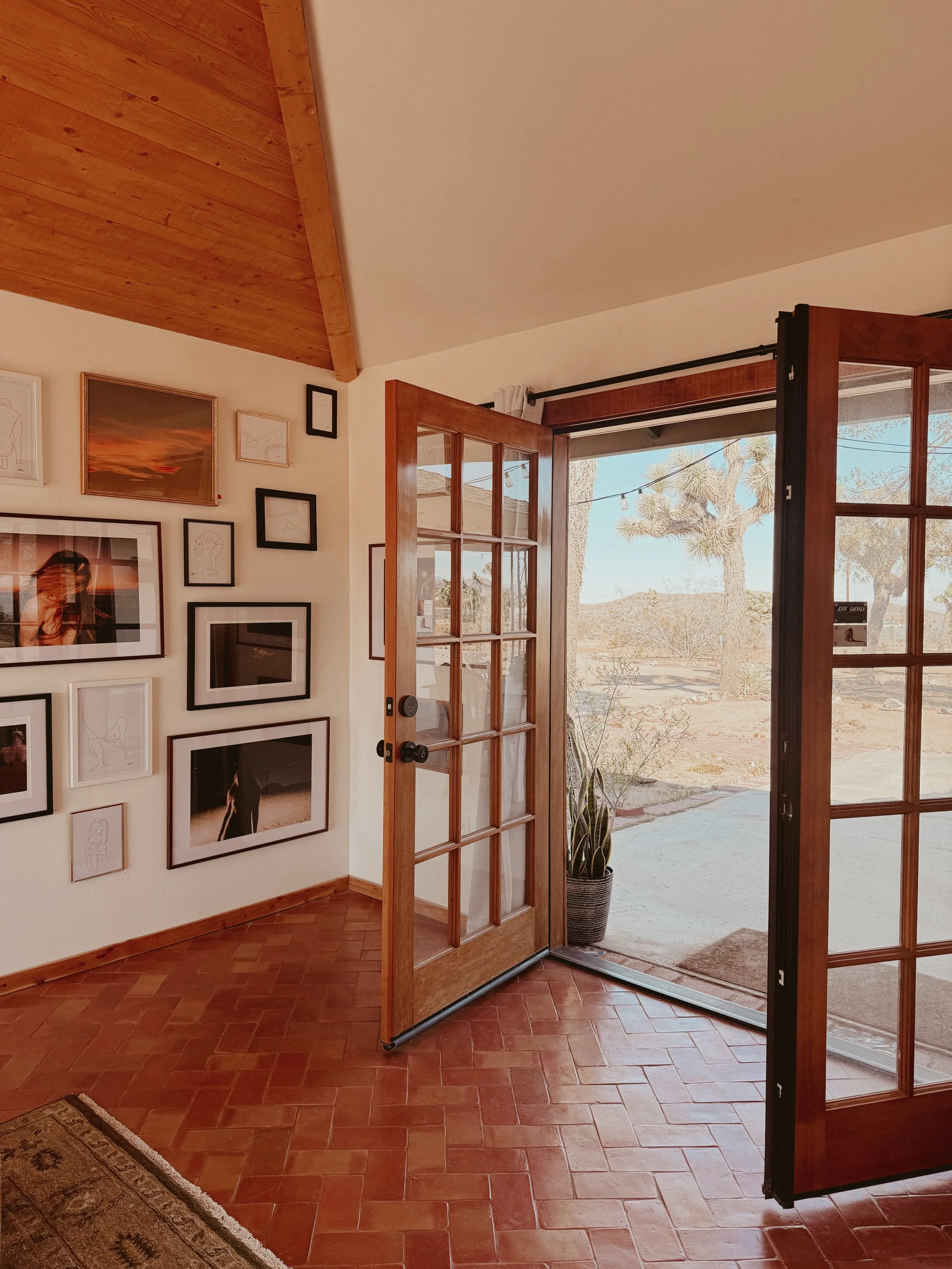 Putting some feelers out into the universe ✨

I&rsquo;m considering offering my home + studio here in Joshua Tree as an artist retreat this summer while I&rsquo;m away traveling. It&rsquo;ll be available a few different times over the coming months, 