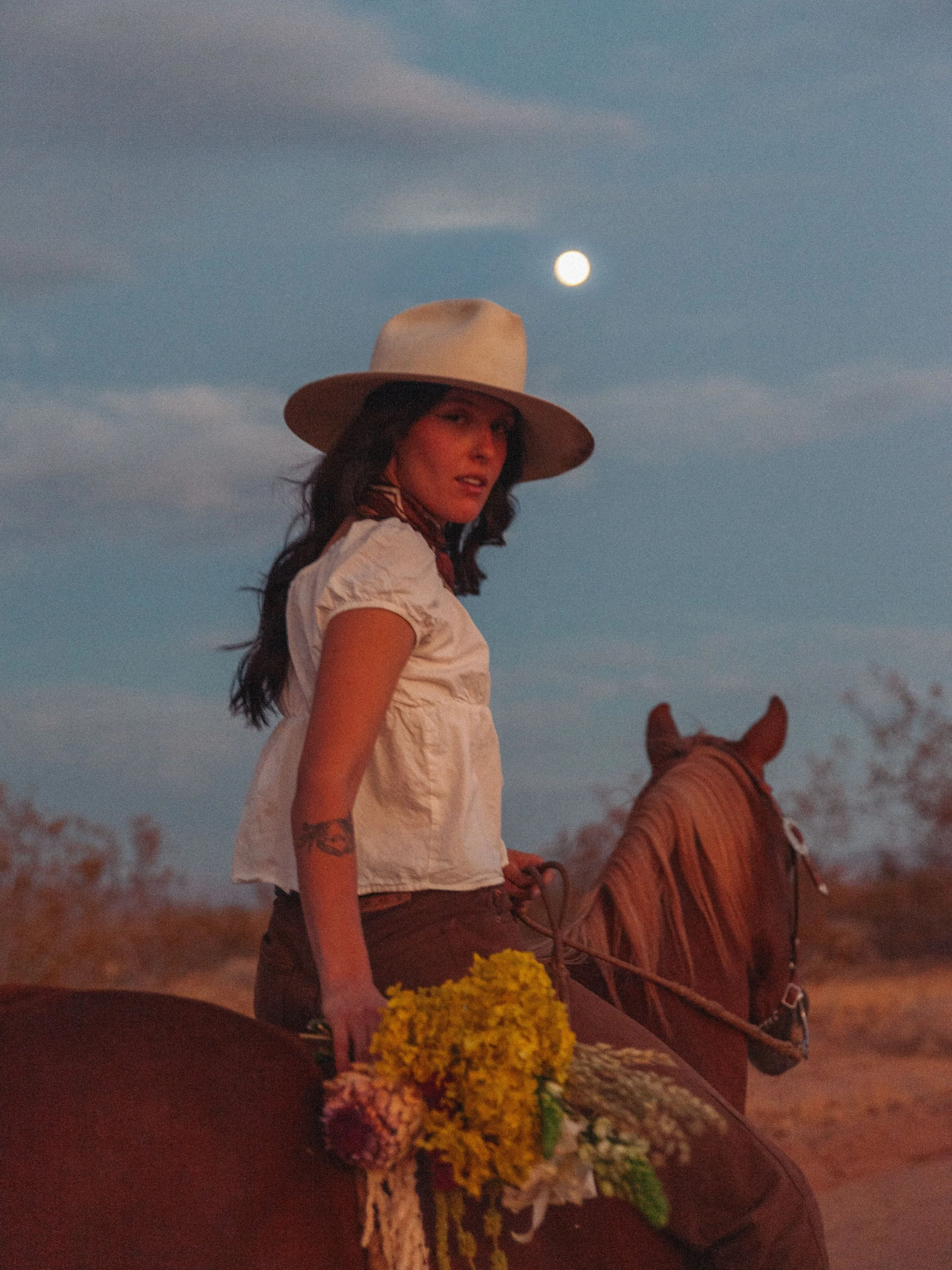 riding bareback under the desert moon 🌙 

from my dream shoot with Reno and their horse, Lily

@roadkillreno 
@thingsandthingsflowers 
@kateshearerstudio