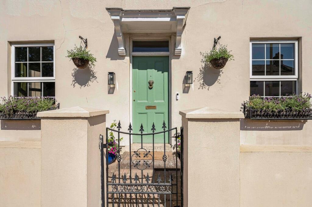 Front of 4 bedroom house in Alton