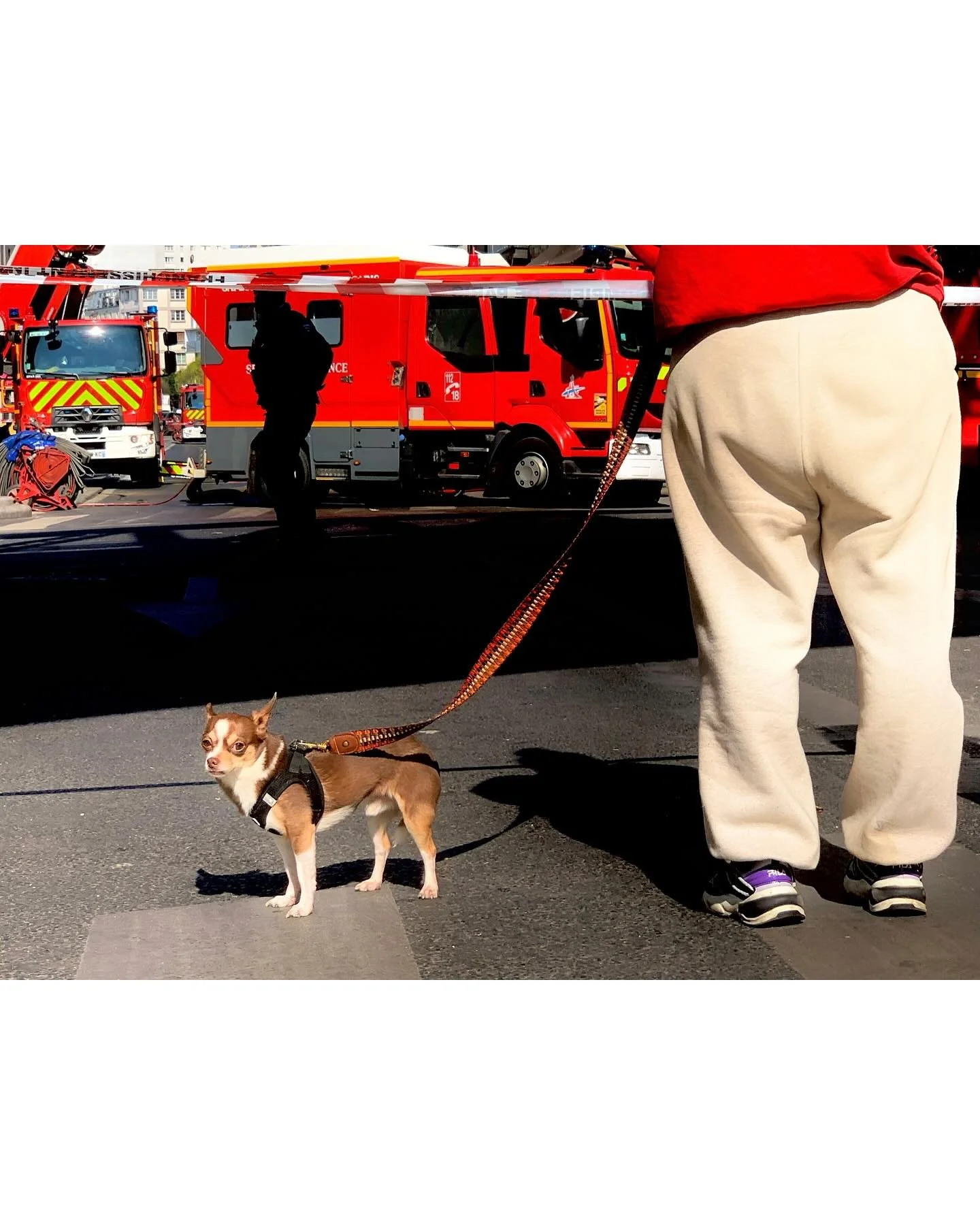 Incendie &agrave; La Chapelle, devant le Tout Va Mieux. Paris, 2022.