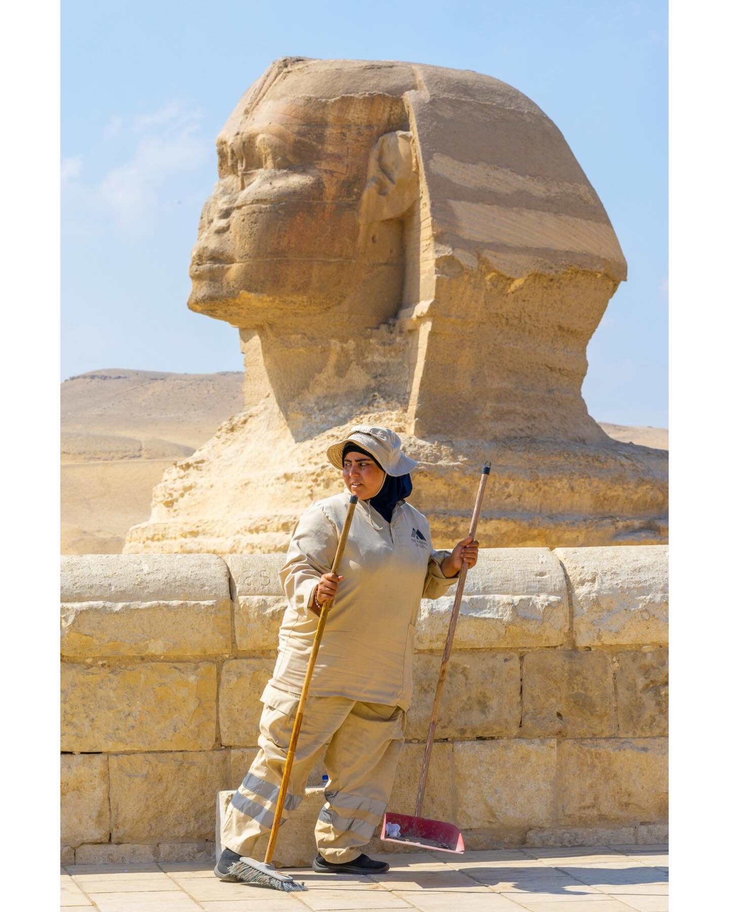 Great Sphinx of Giza, Egypt, 2025.
First light at the Sphinx, empty and silent. I stumbled upon this scene&mdash;a brief overlap of quiet labor before the eternal monument meets the rush of mass tourism.

#RecorridosUrbanosPHE26
#giza 
#sphinx 
#egyp