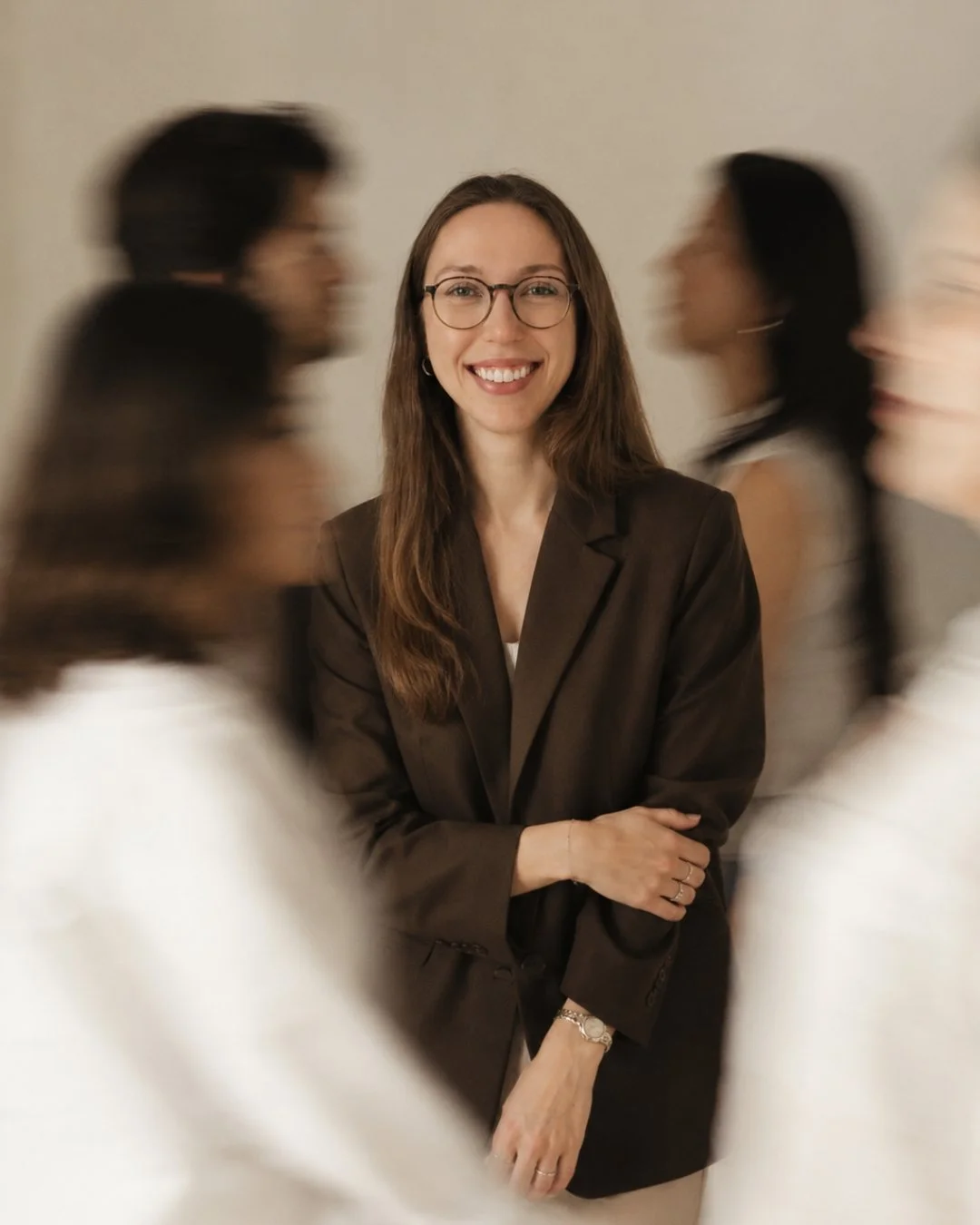Abbie Richer, entourée par son équipe de pigistes en marketing numérique à Brossard, Montréal