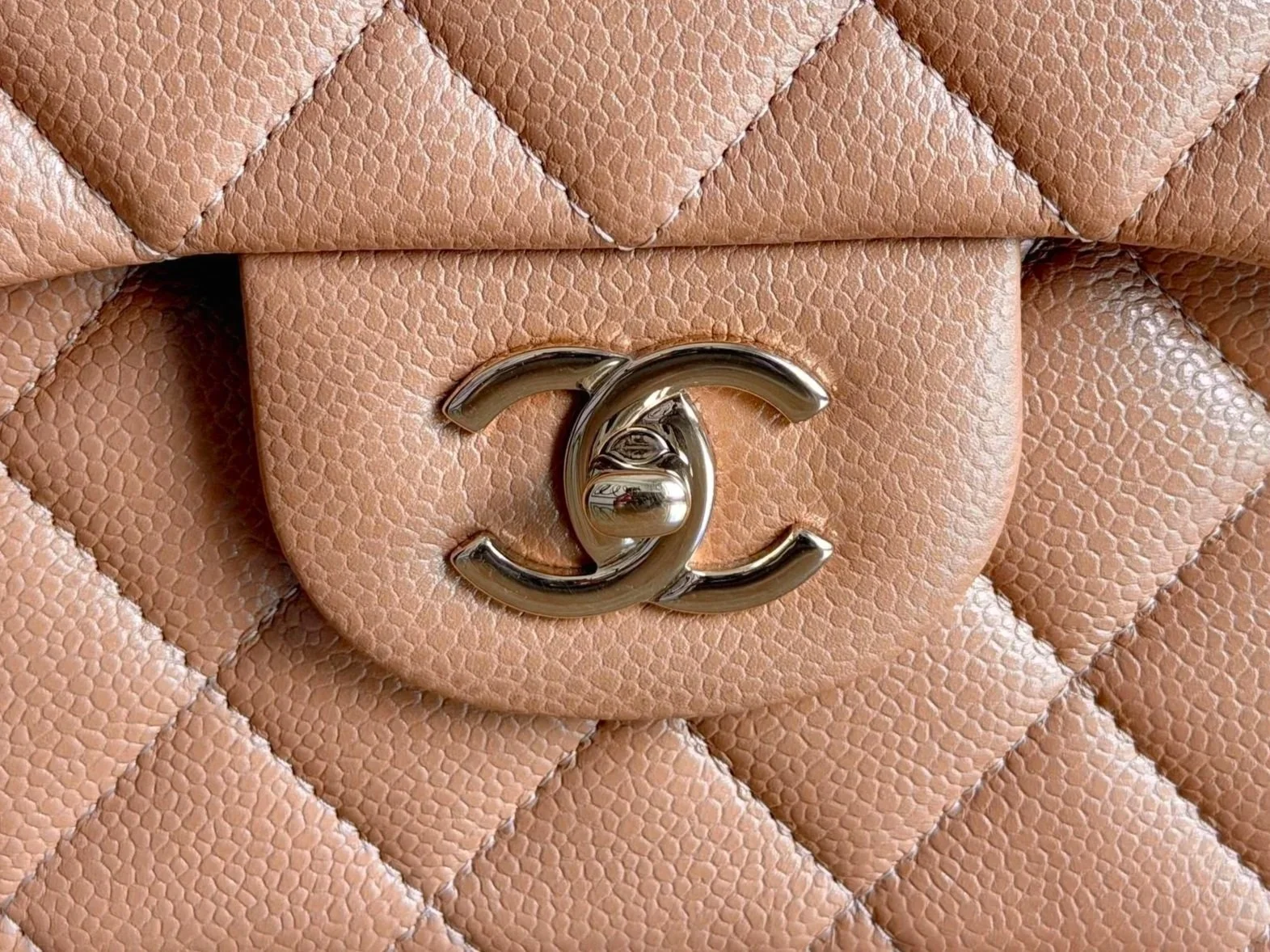 dark-beige-jumbo-chanel-logo-232.jpg