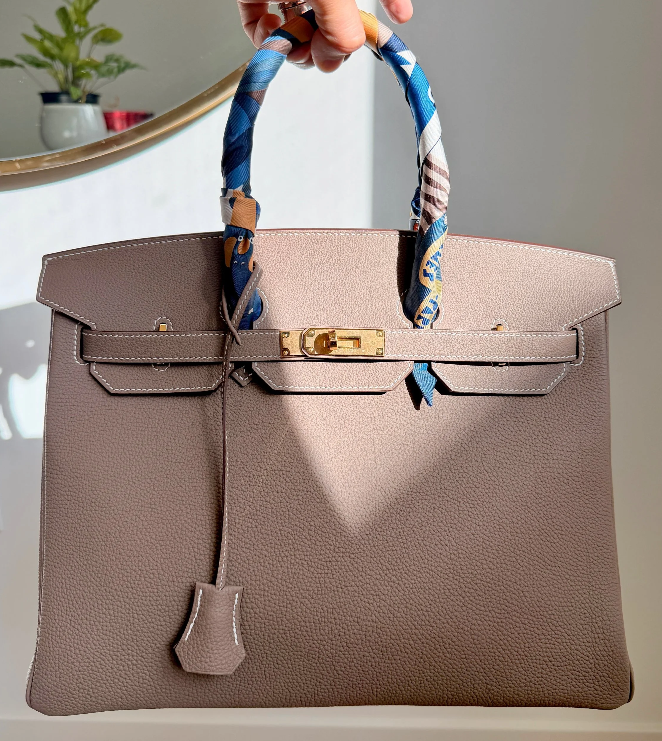 Close-up of a beige Birkin 35 in Etoupe.