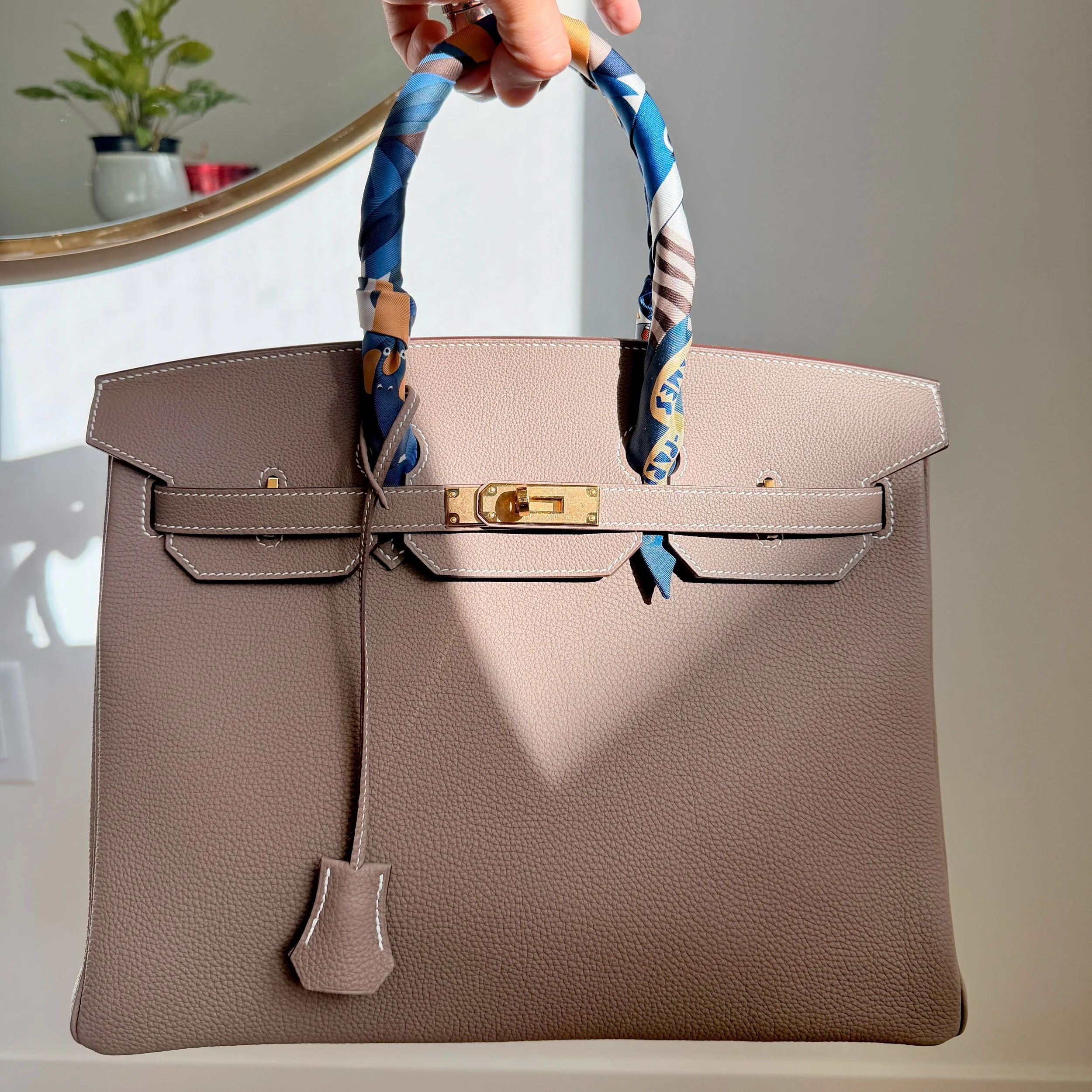 Close-up of a beige Birkin 35 in Etoupe.