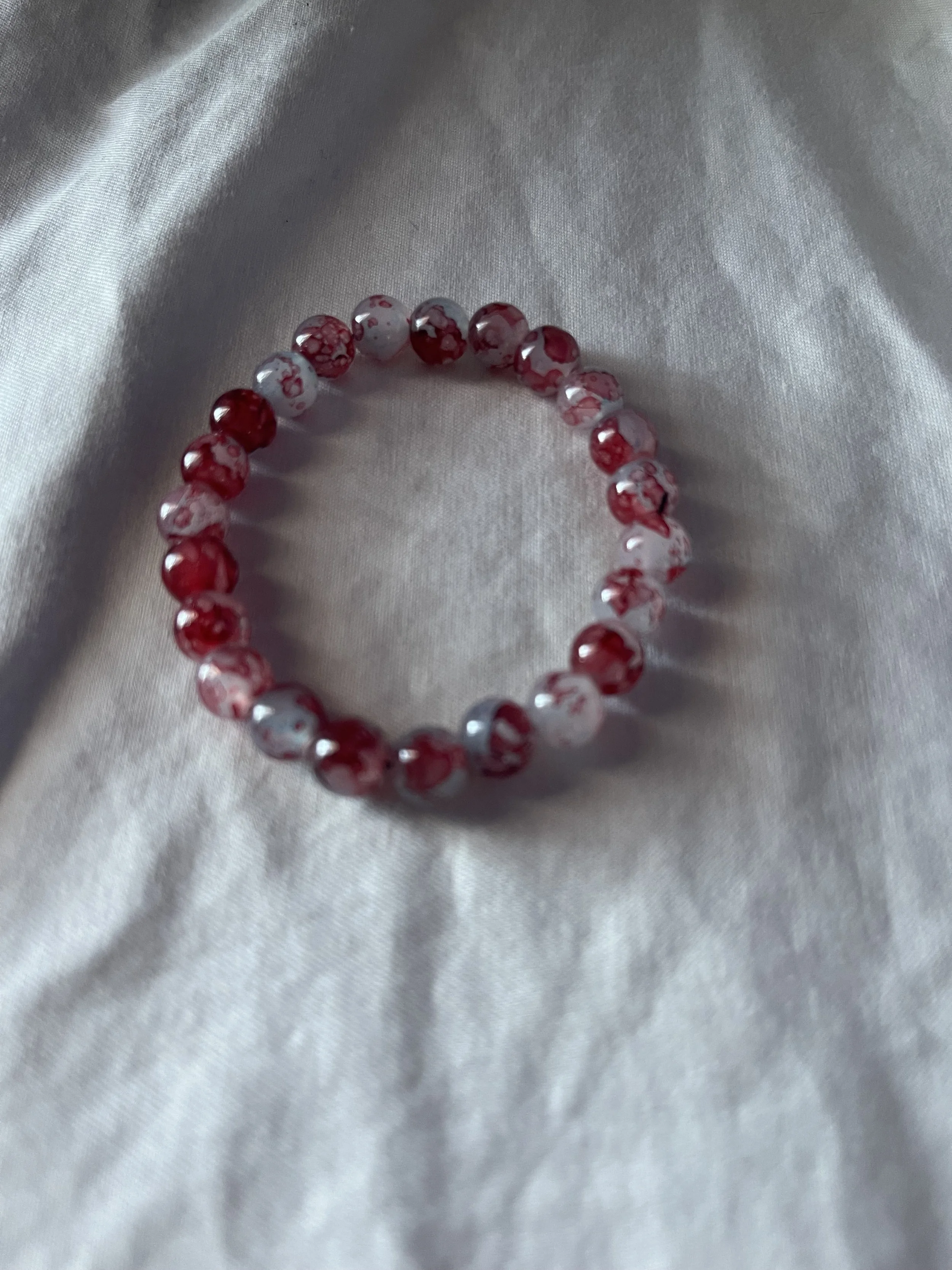Red And White Marble With Hint Of Blue Beaded Bracelet