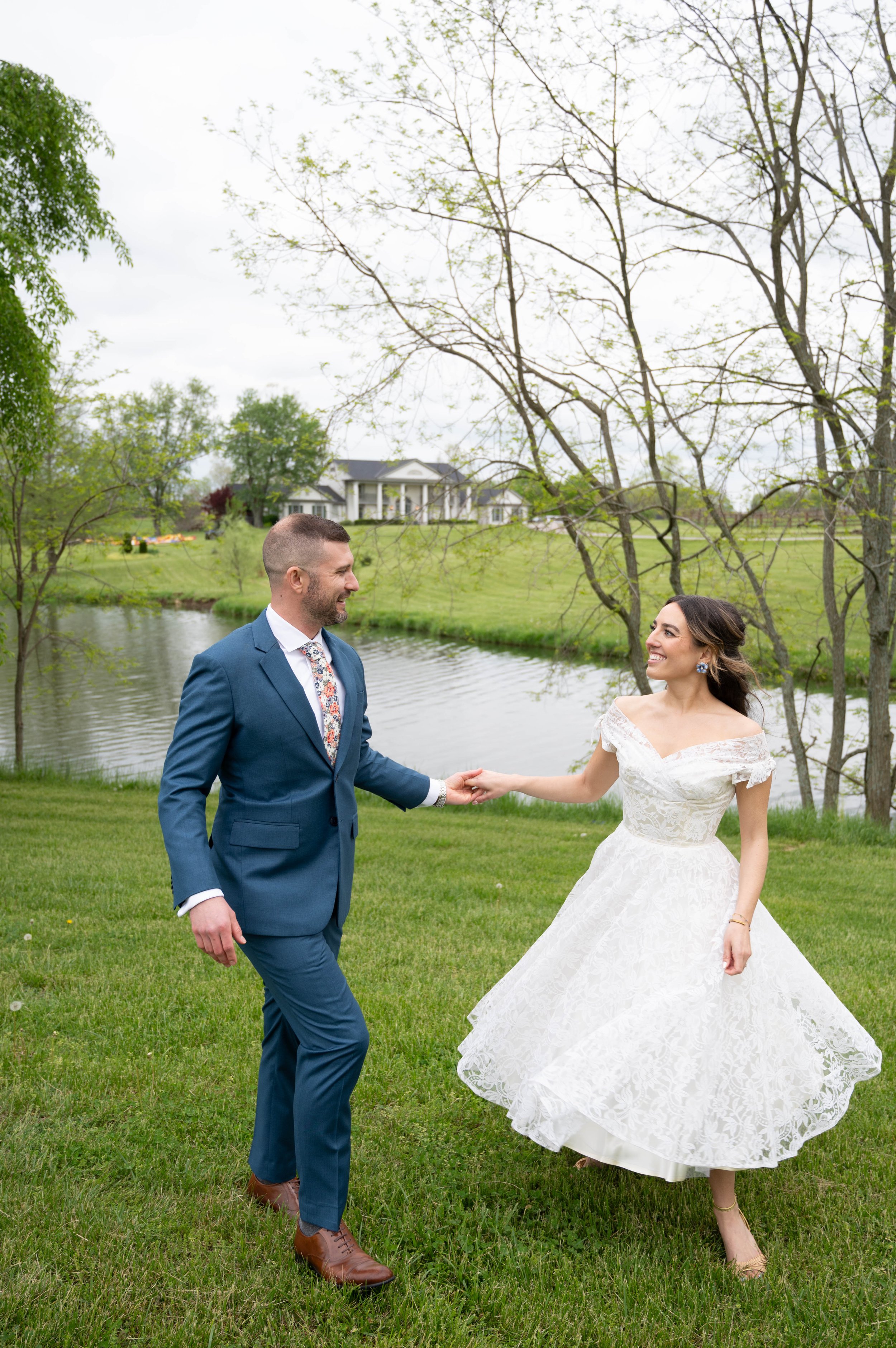 Bride and Groom at spring wedding at Queenslake bed and breakfast georgetown kentucky 