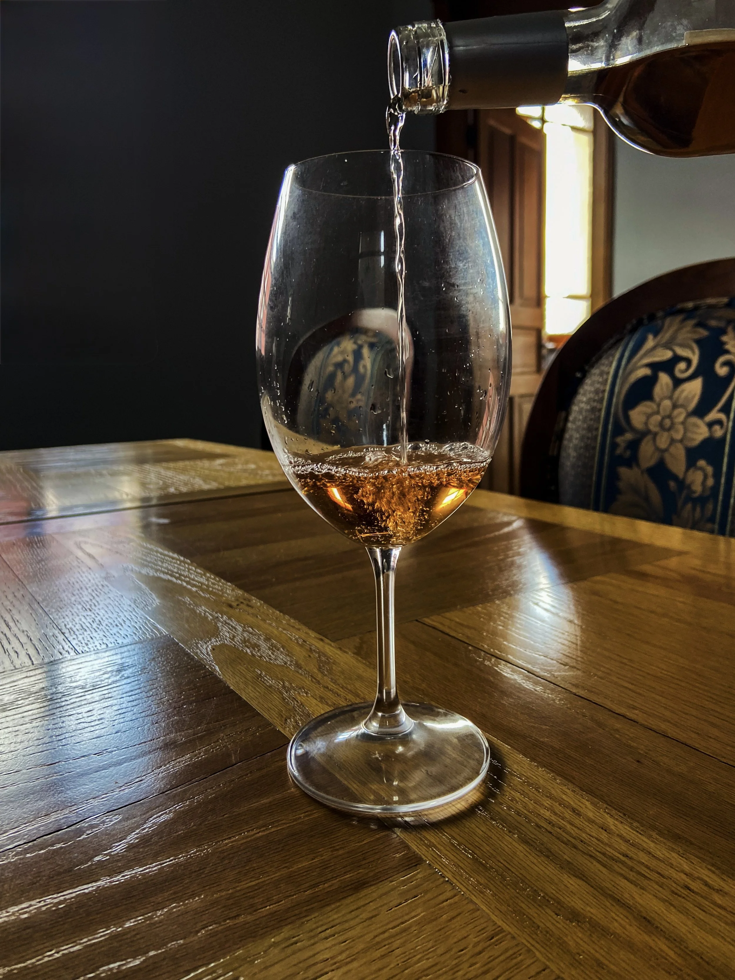 Sirviendo vino rosado en una copa en un restaurante de Aguascalientes