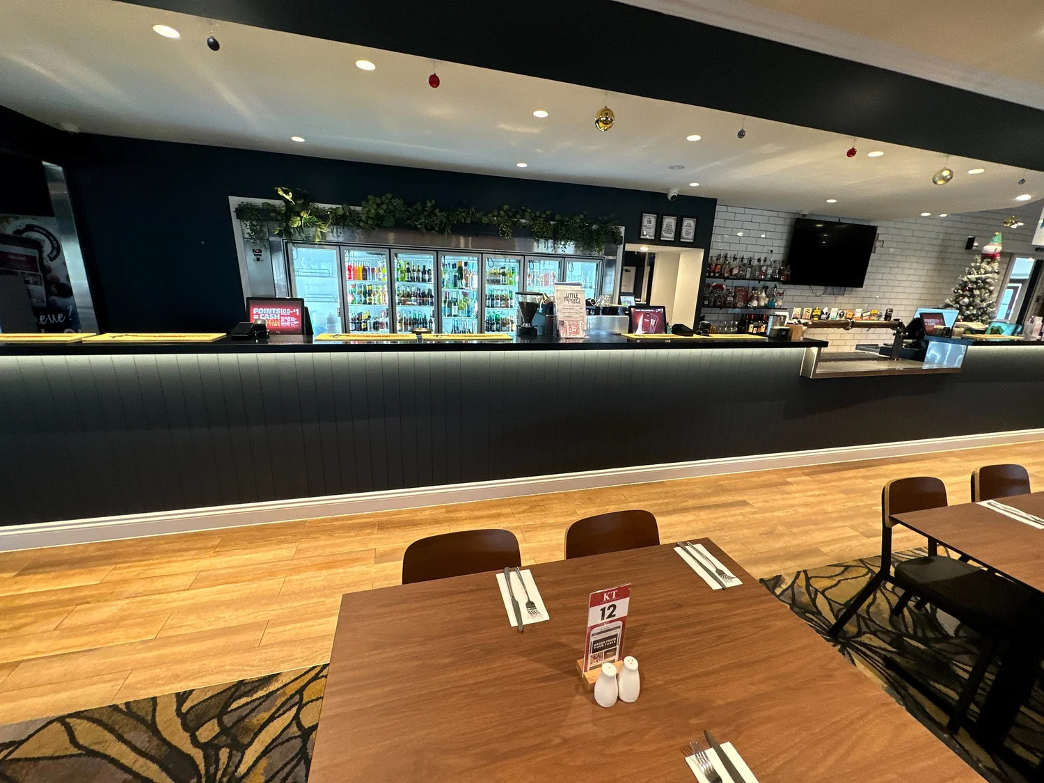 Bar and dining at Karalee Tavern
