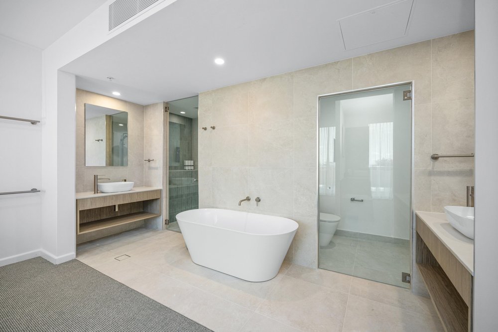 Freestanding bath and walk in shower, Pelican Waters Golf Resort