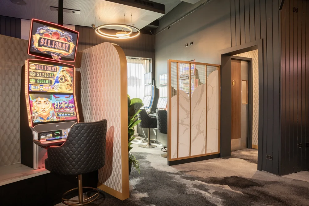 Gaming room screens, The Normanby Hotel