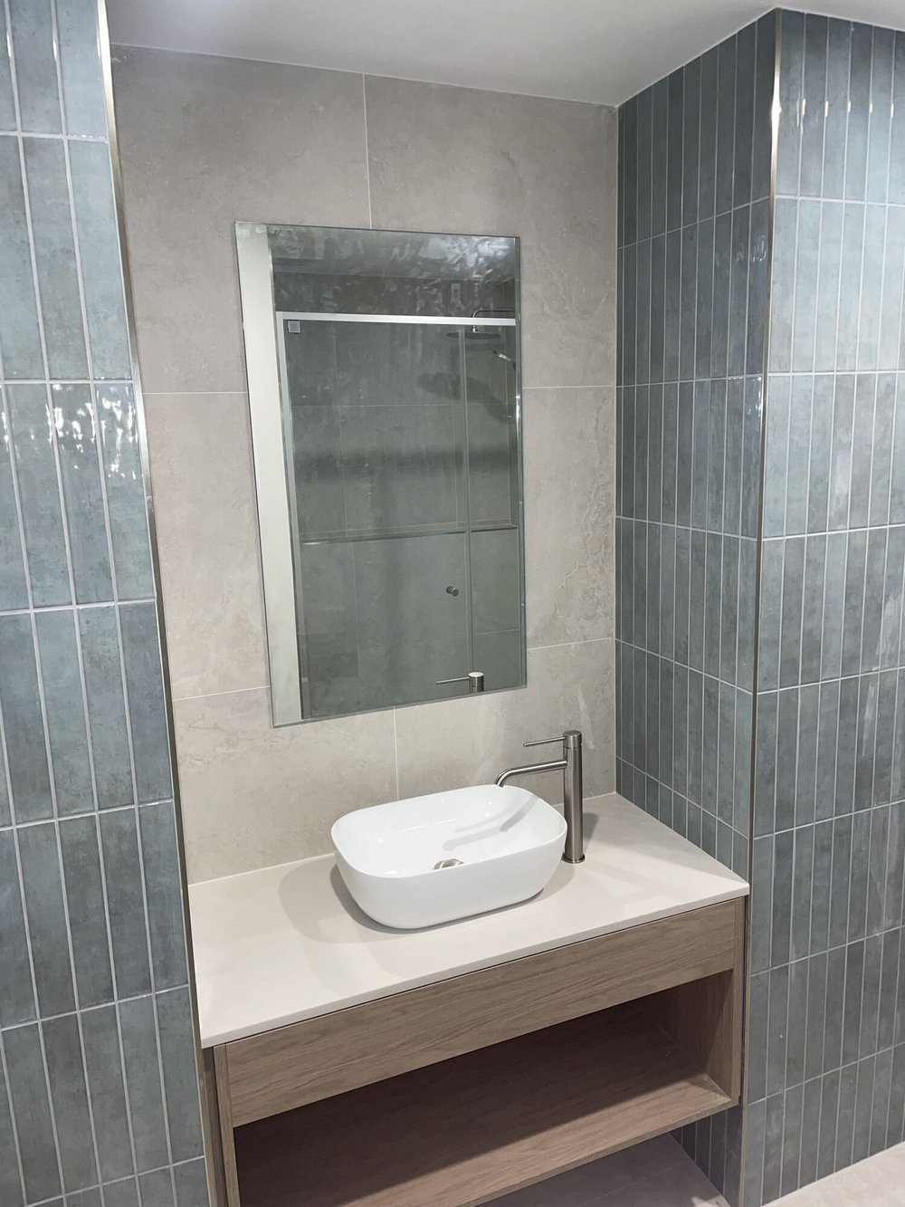 Bathrooms with tiled feature walls, Pelican Waters Golf Resort