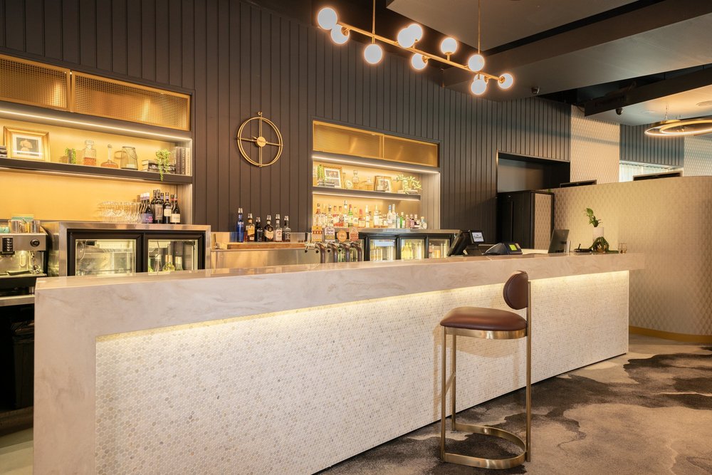 Bar and back bar, The Normanby Hotel