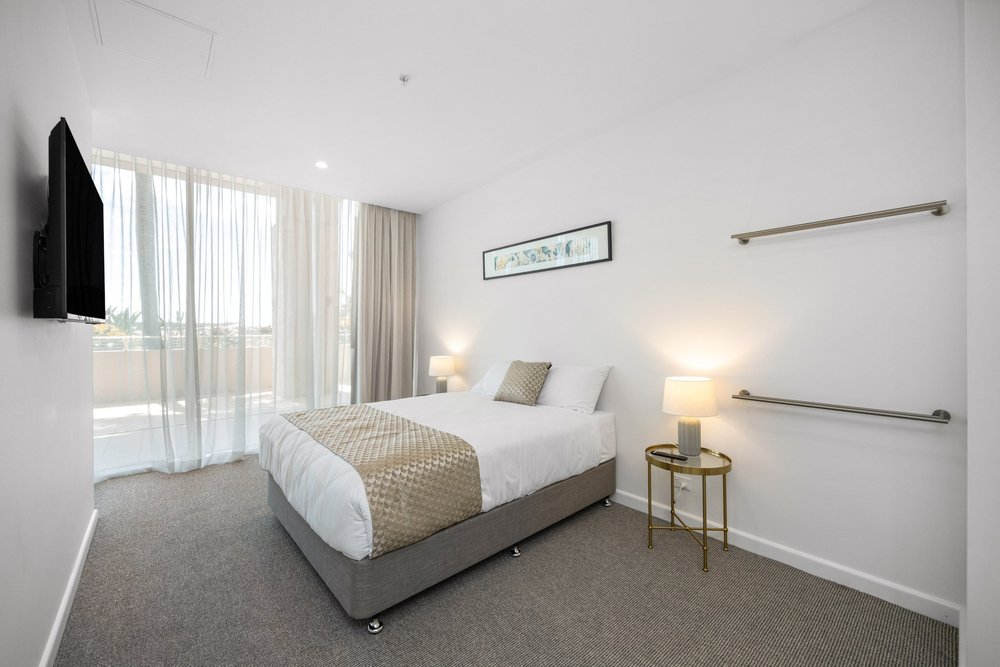 Guest room bedroom, Pelican Waters Golf Resort