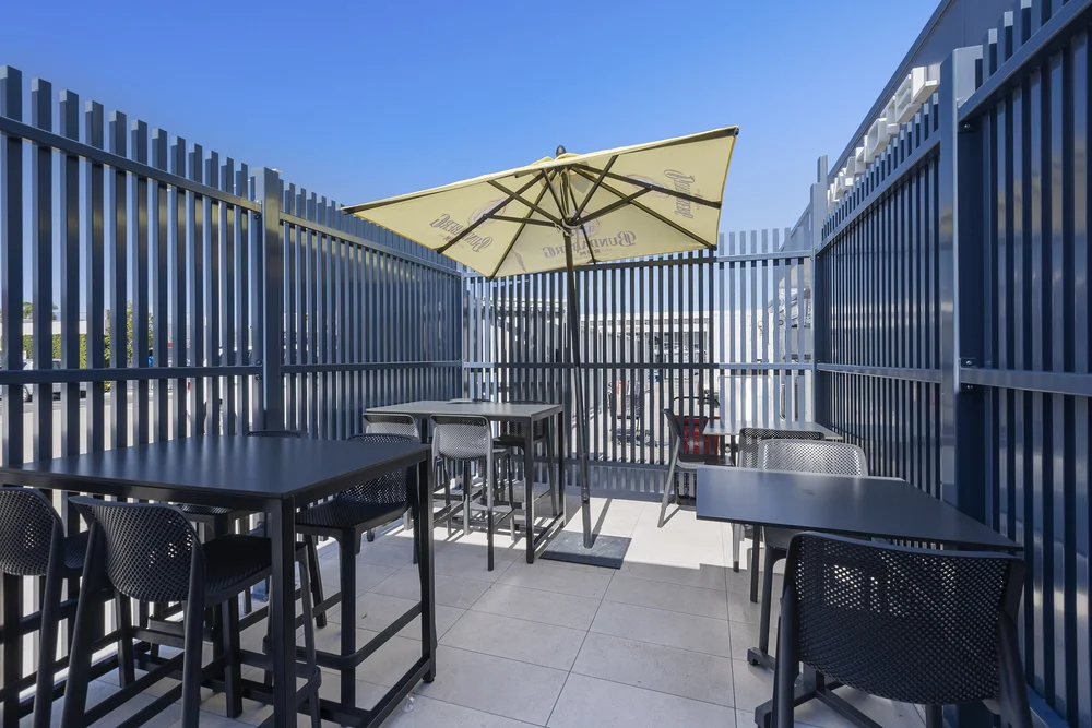 Outdoor terrace, Railway Hotel